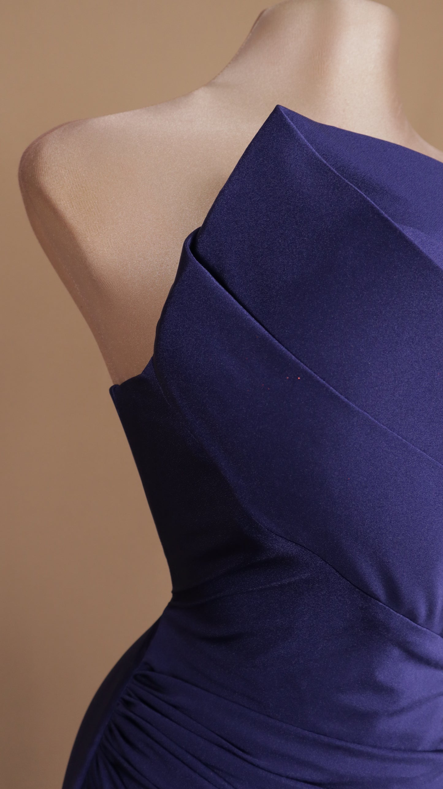 Vestido largo straple asimétrico con pliegues en busto