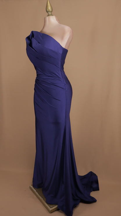 Vestido largo straple asimétrico con pliegues en busto