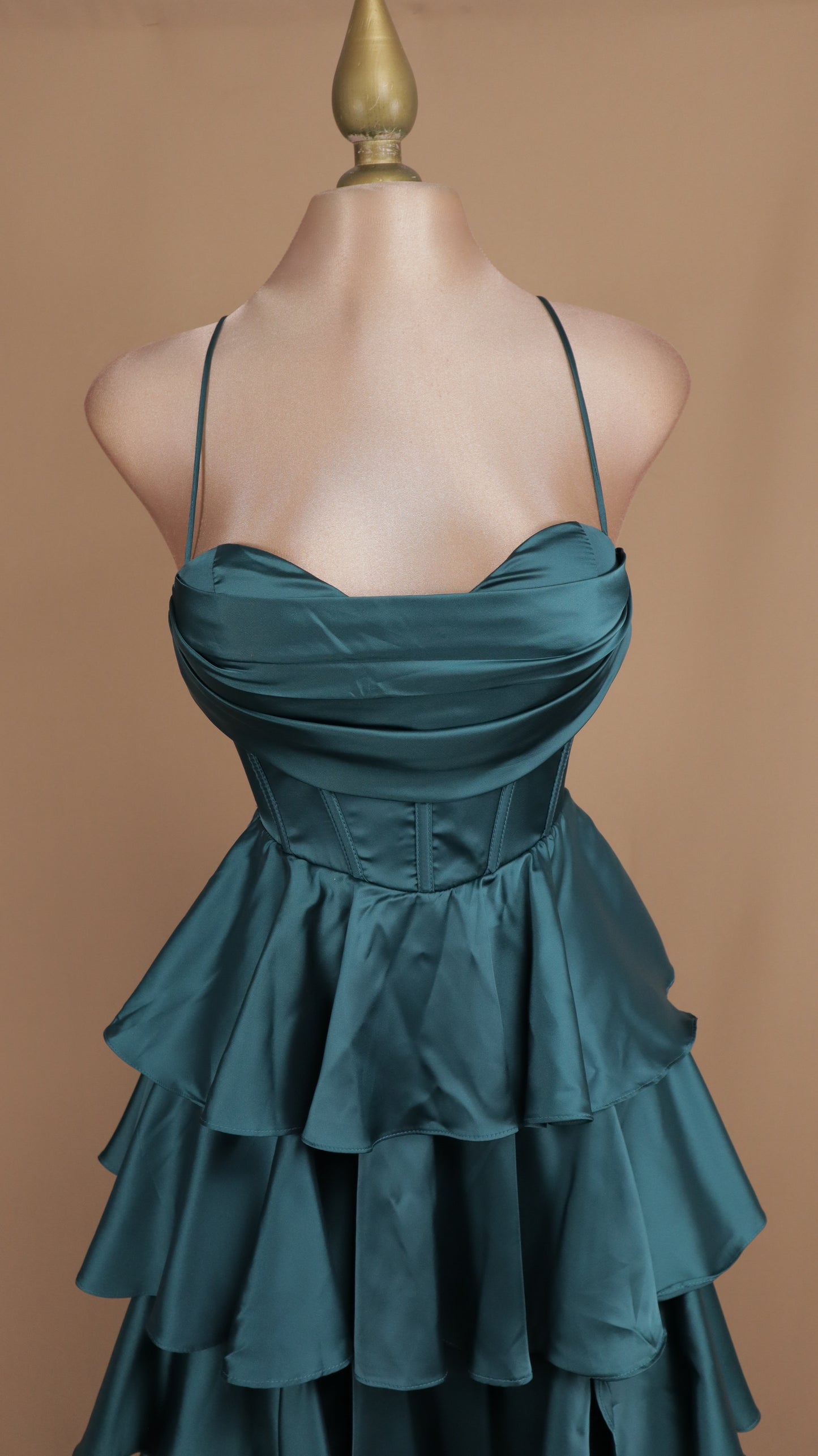Vestido largo con olanes en falda
