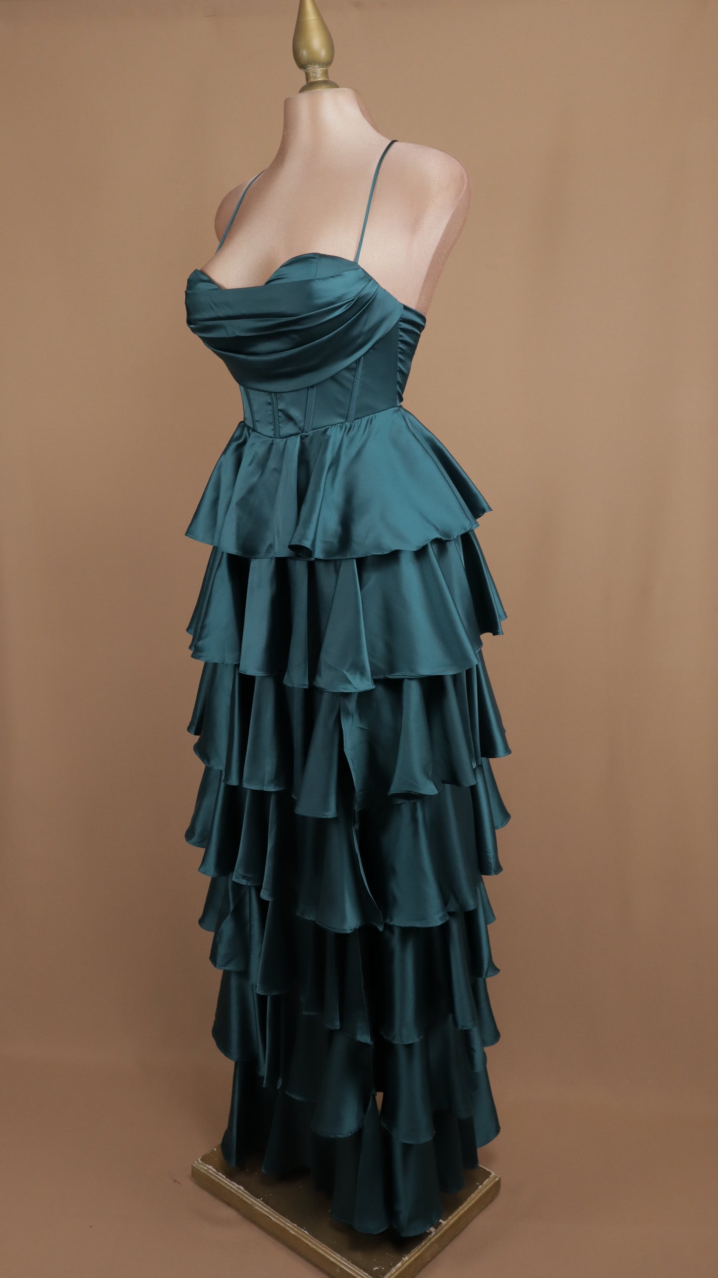 Vestido largo con olanes en falda
