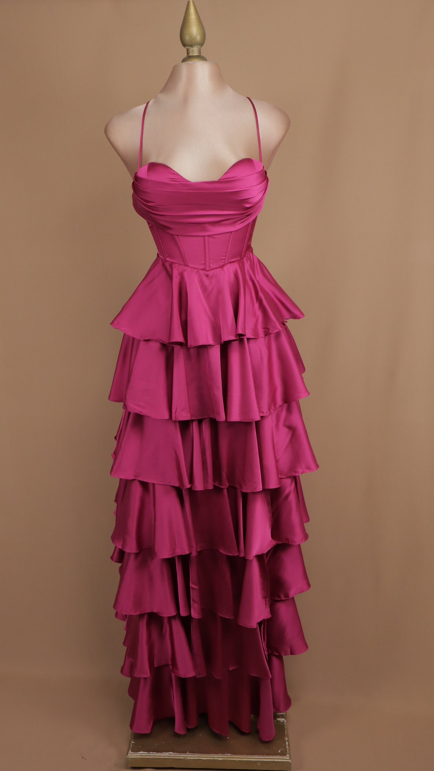 Vestido largo con olanes en falda