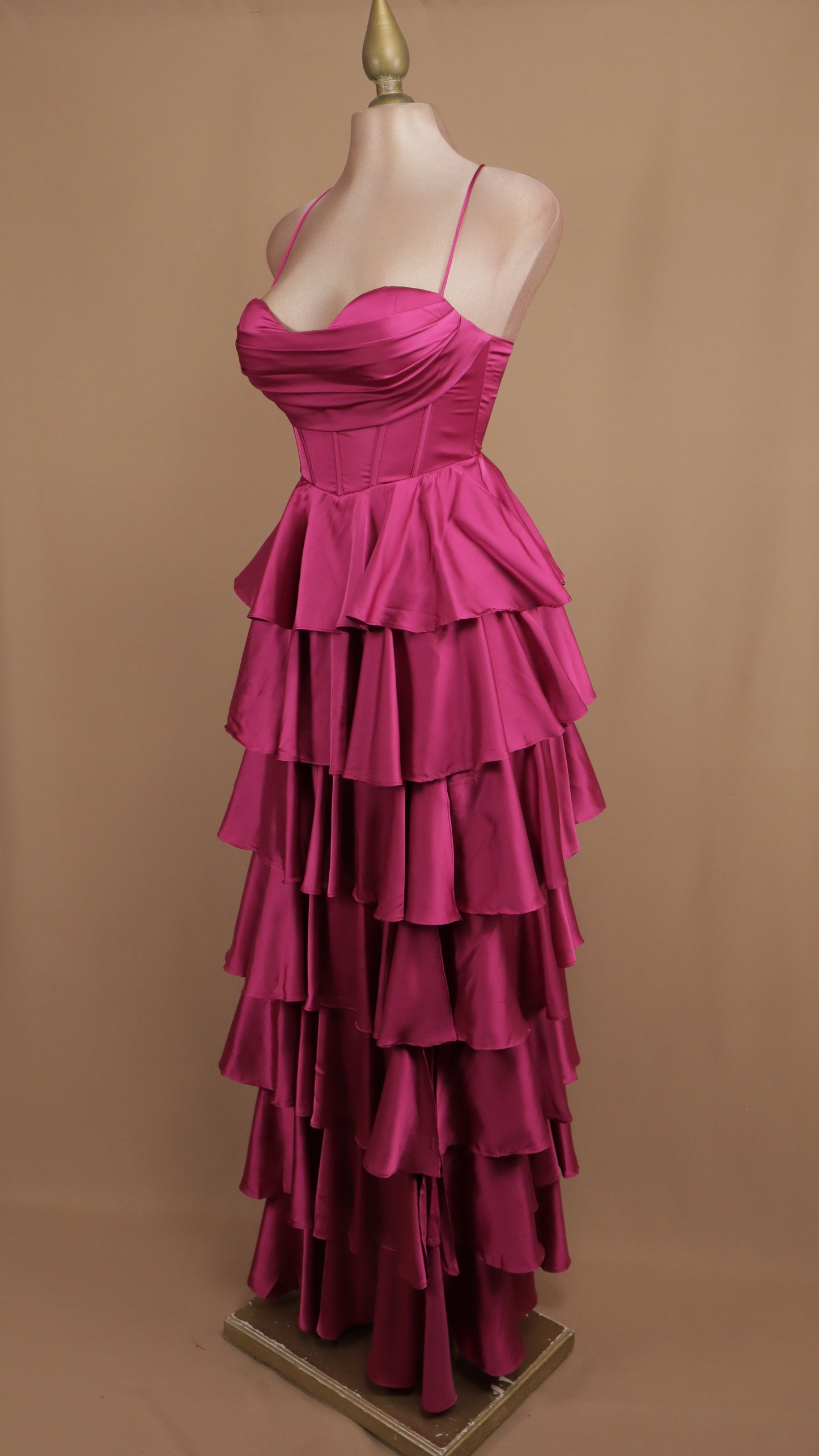 Vestido largo con olanes en falda
