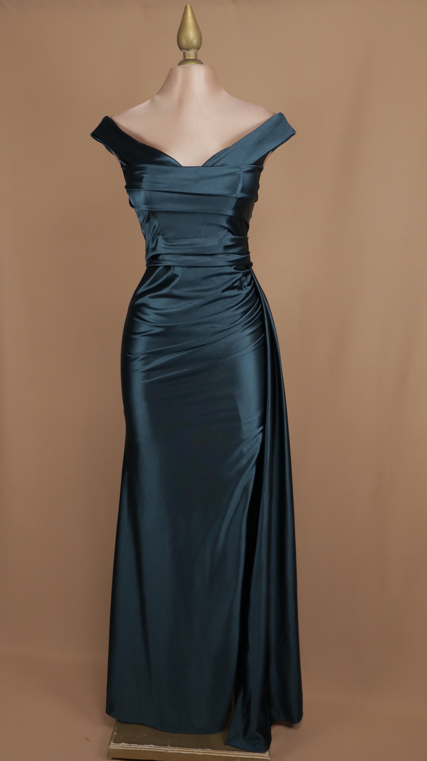 Vestido largo al hombro con abertura en pierna