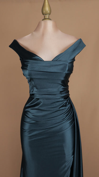 Vestido largo al hombro con abertura en pierna