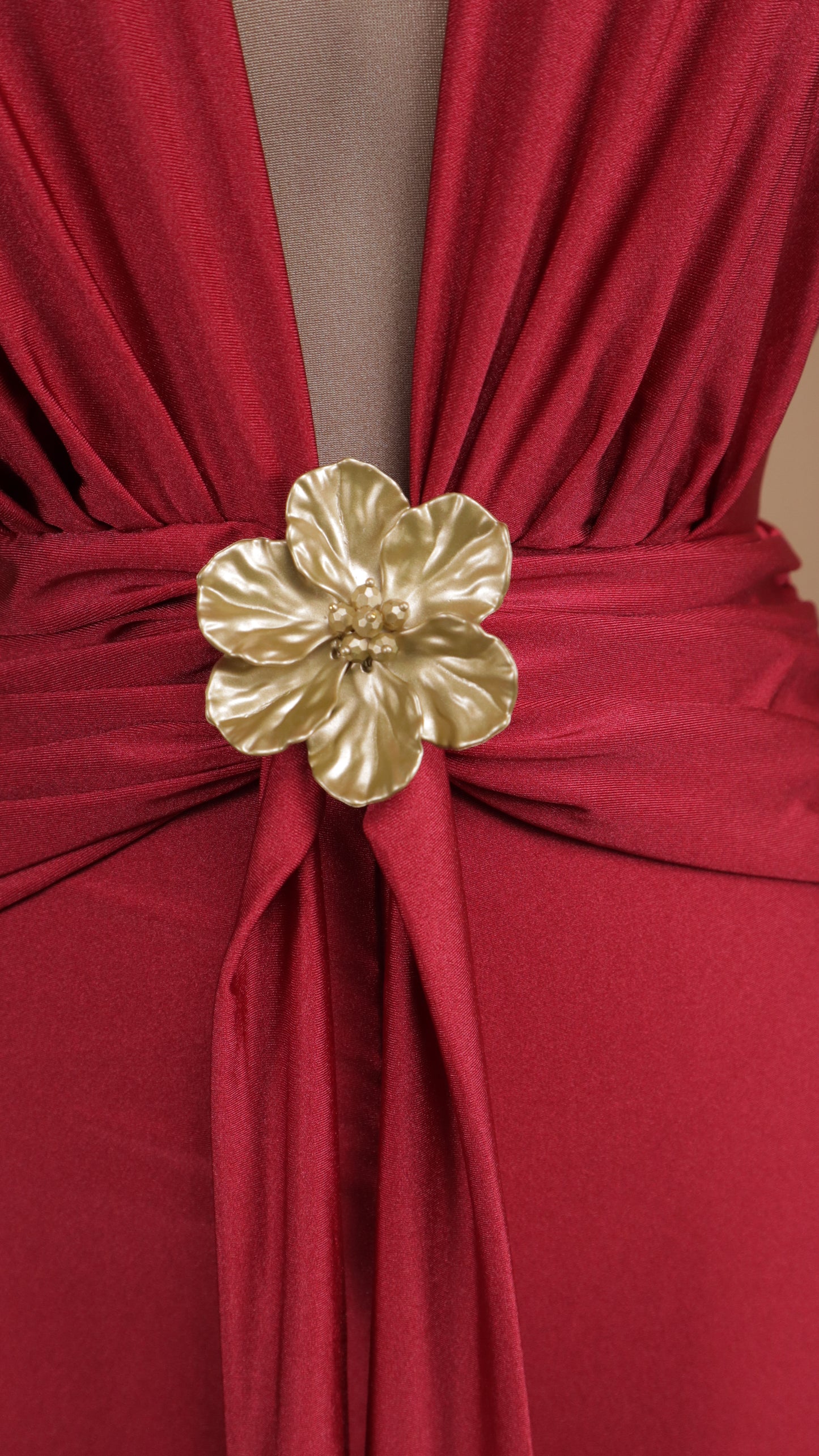 Vestido largo cuello halter con flor dorada