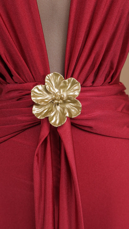 Vestido largo cuello halter con flor dorada