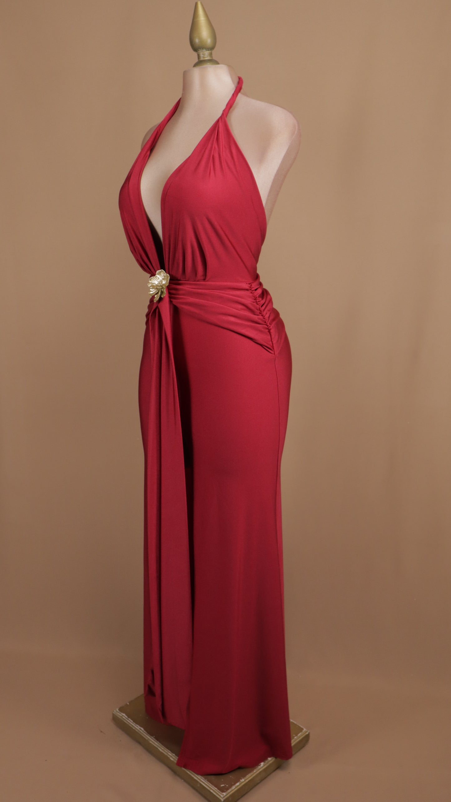 Vestido largo cuello halter con flor dorada