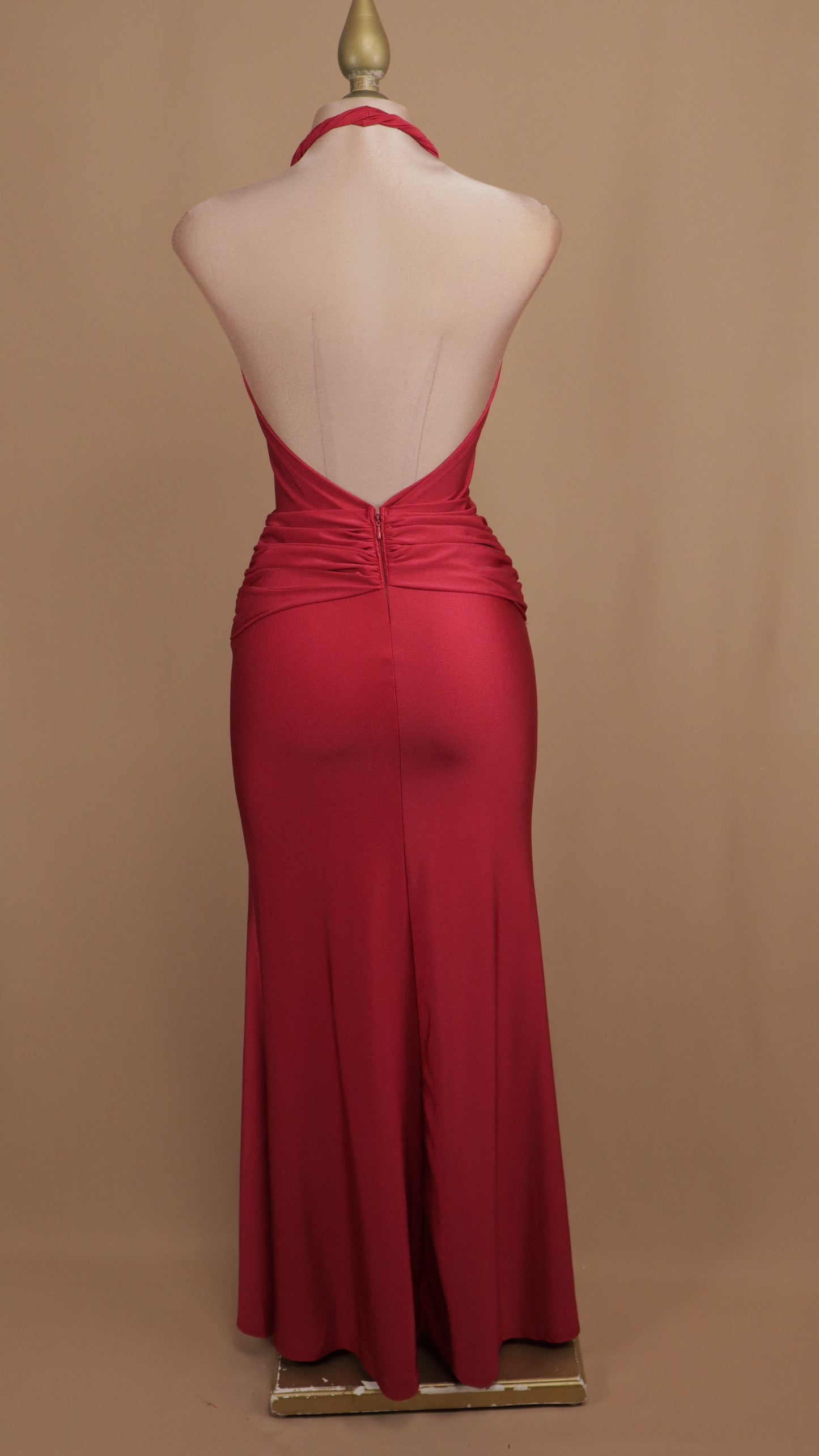 Vestido largo cuello halter con flor dorada