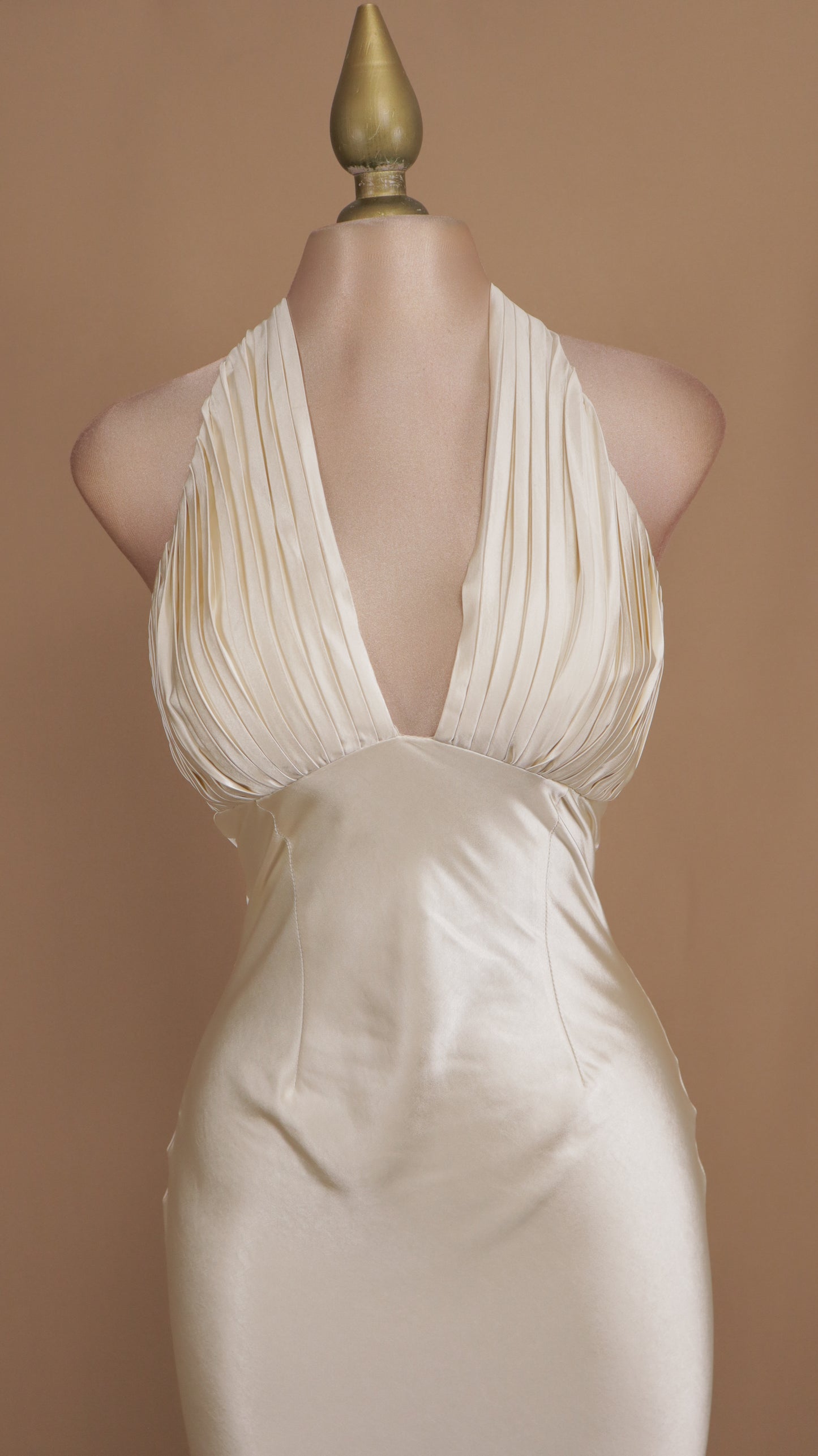 Vestido largo cuello halter plisado