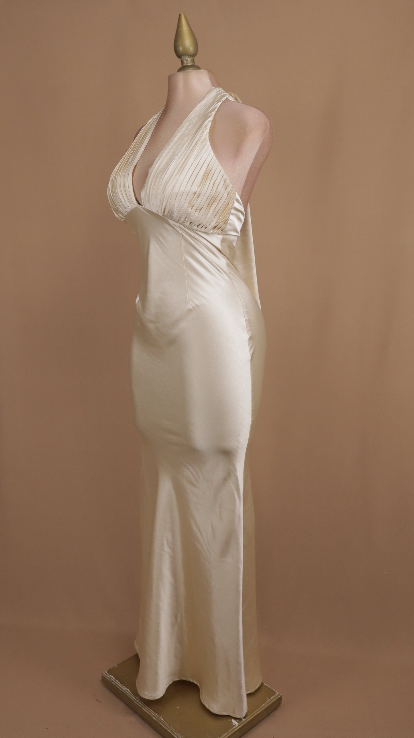 Vestido largo cuello halter plisado