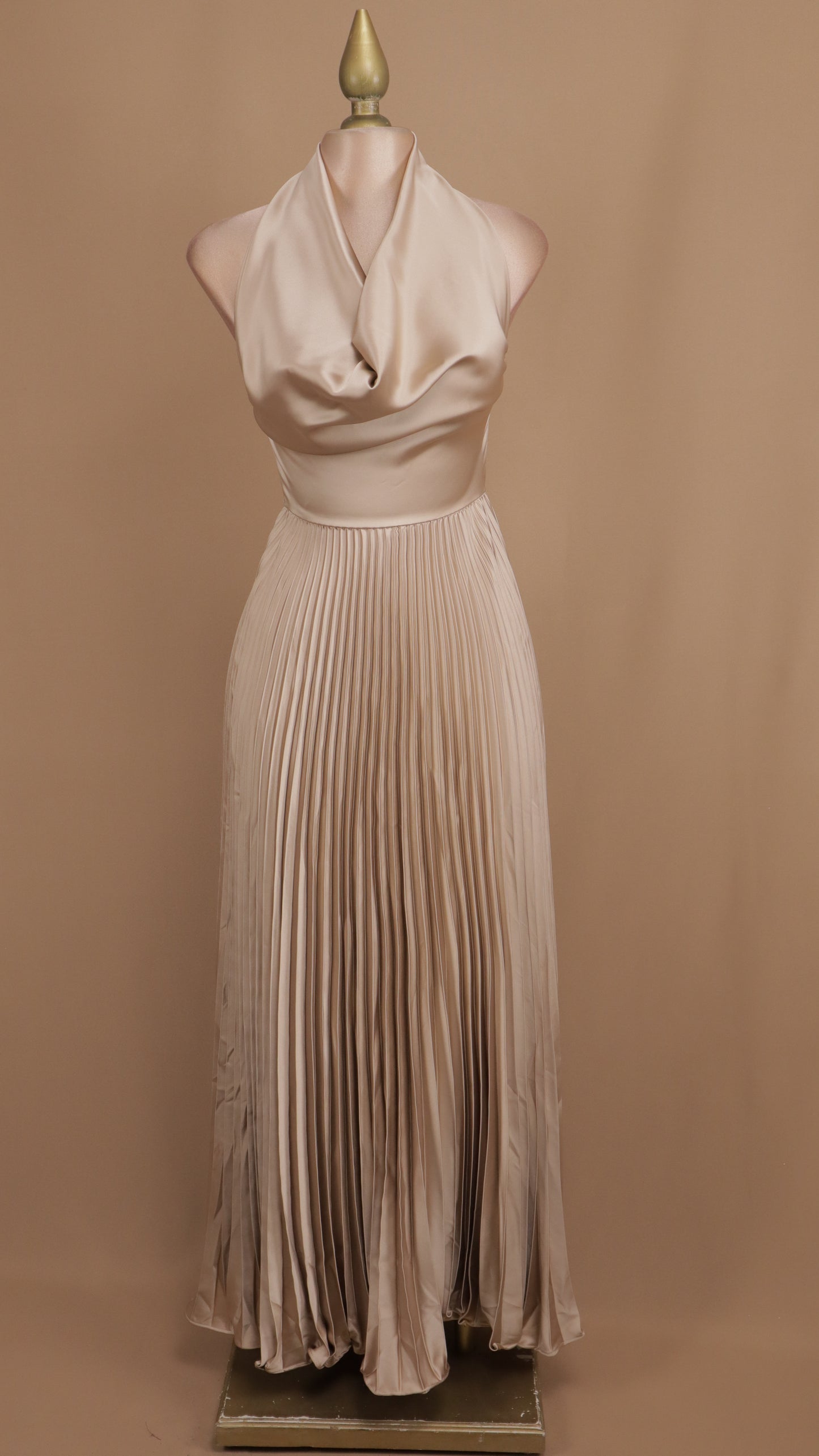 Vestido largo falda plisada con cuello halter y escote en la espalda
