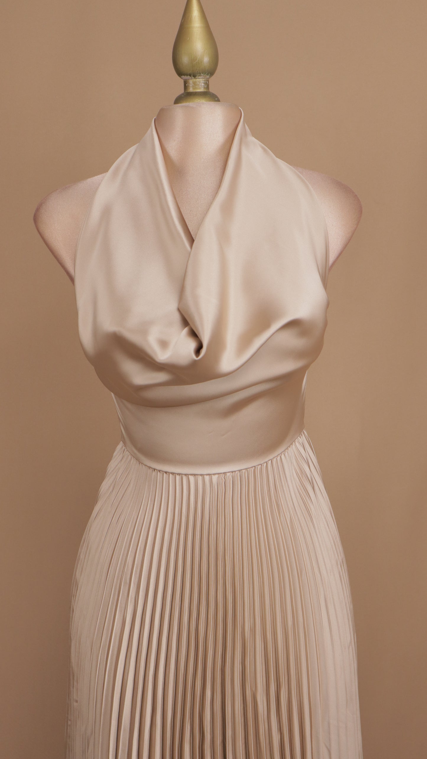 Vestido largo falda plisada con cuello halter y escote en la espalda