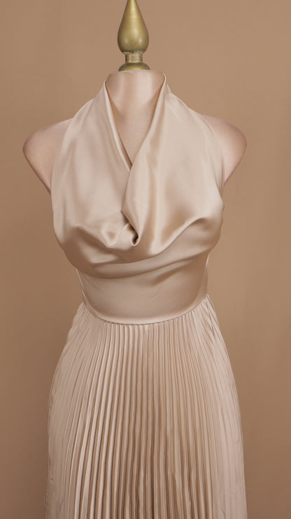 Vestido largo falda plisada con cuello halter y escote en la espalda