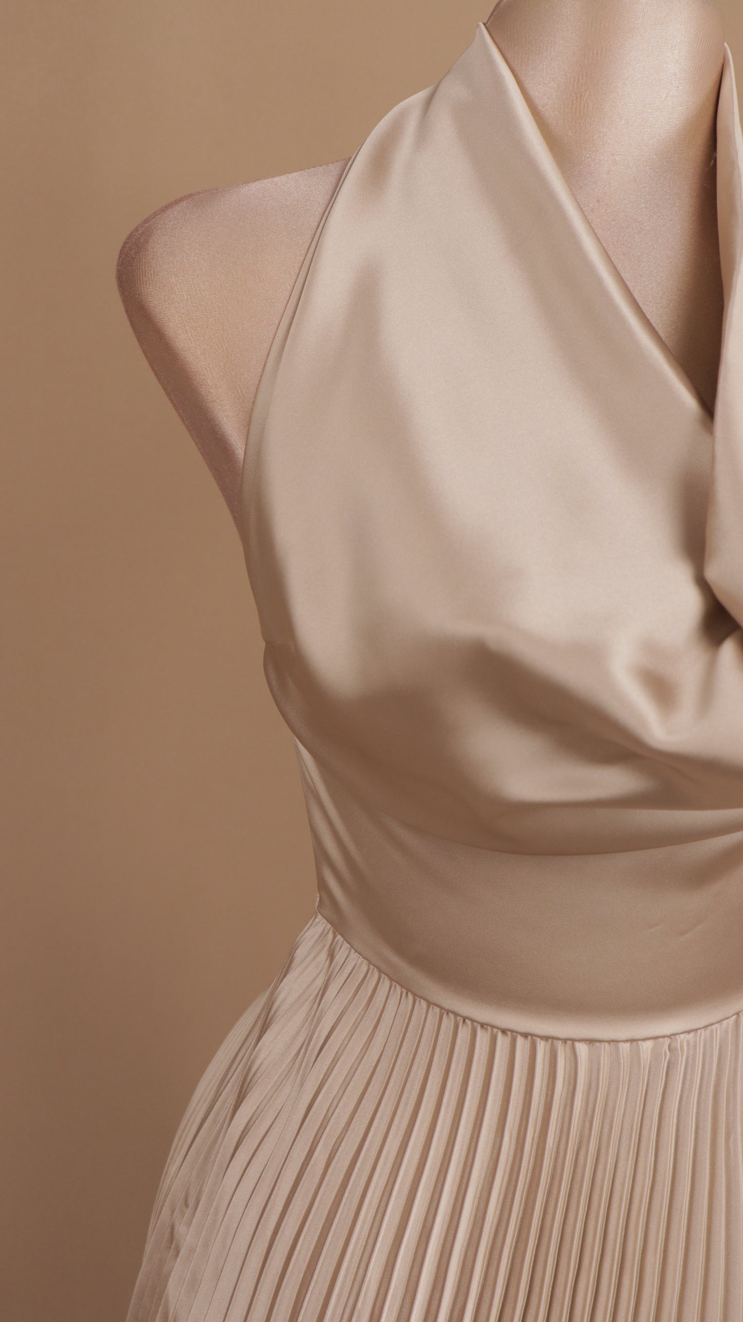Vestido largo falda plisada con cuello halter y escote en la espalda