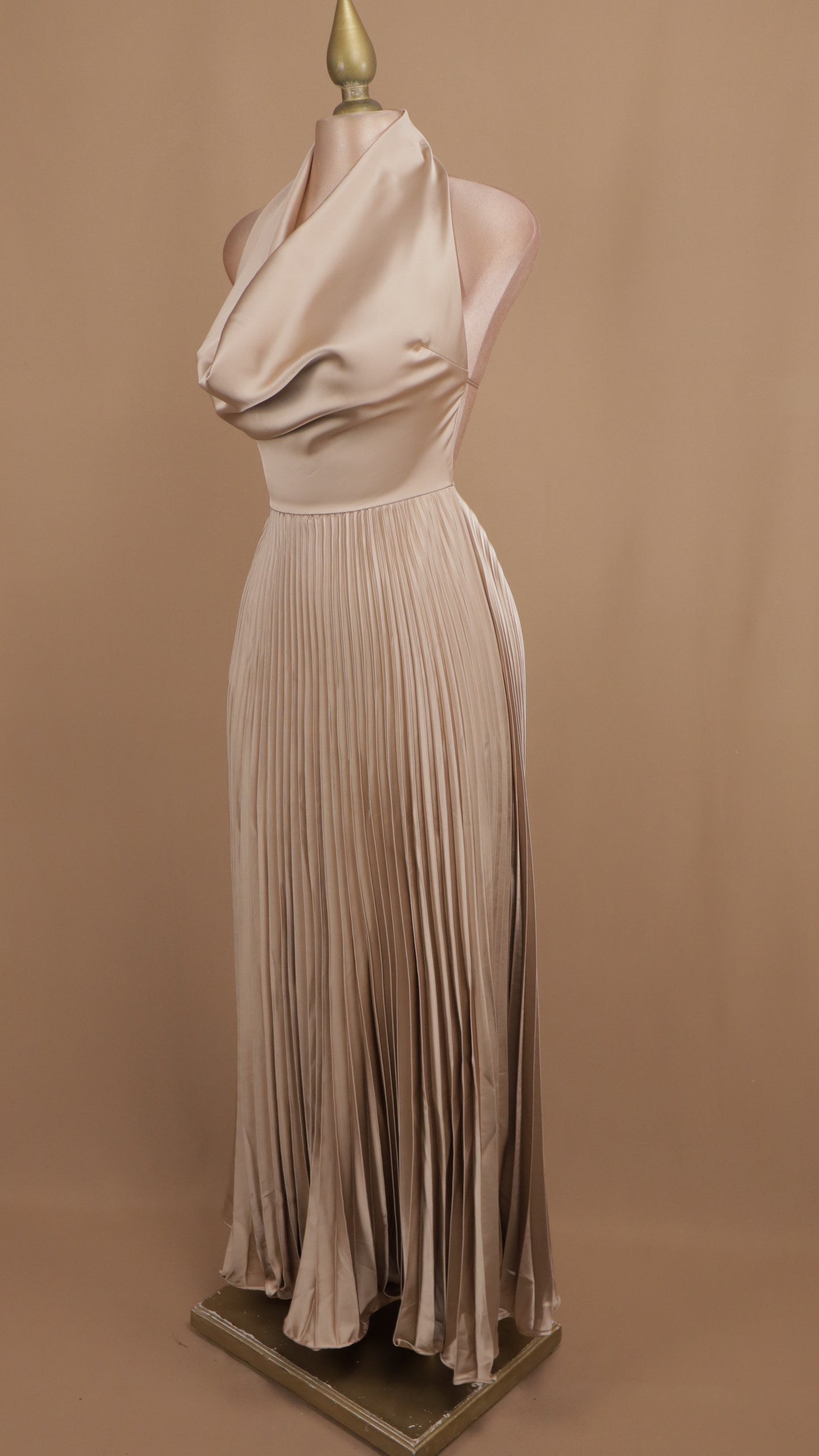 Vestido largo falda plisada con cuello halter y escote en la espalda