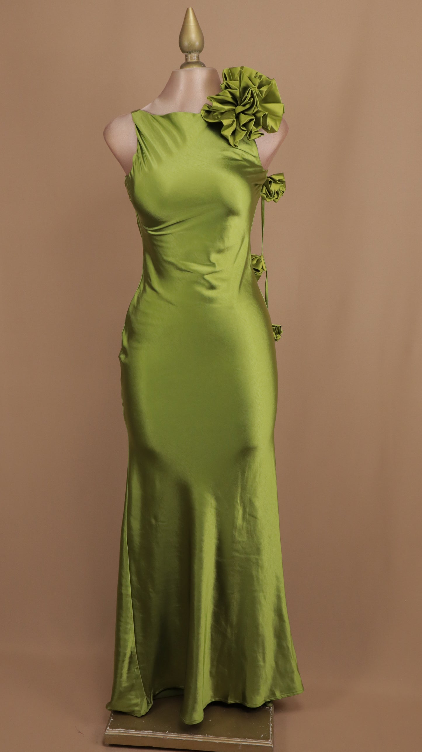 Vestido largo con flores y escote en la espalda