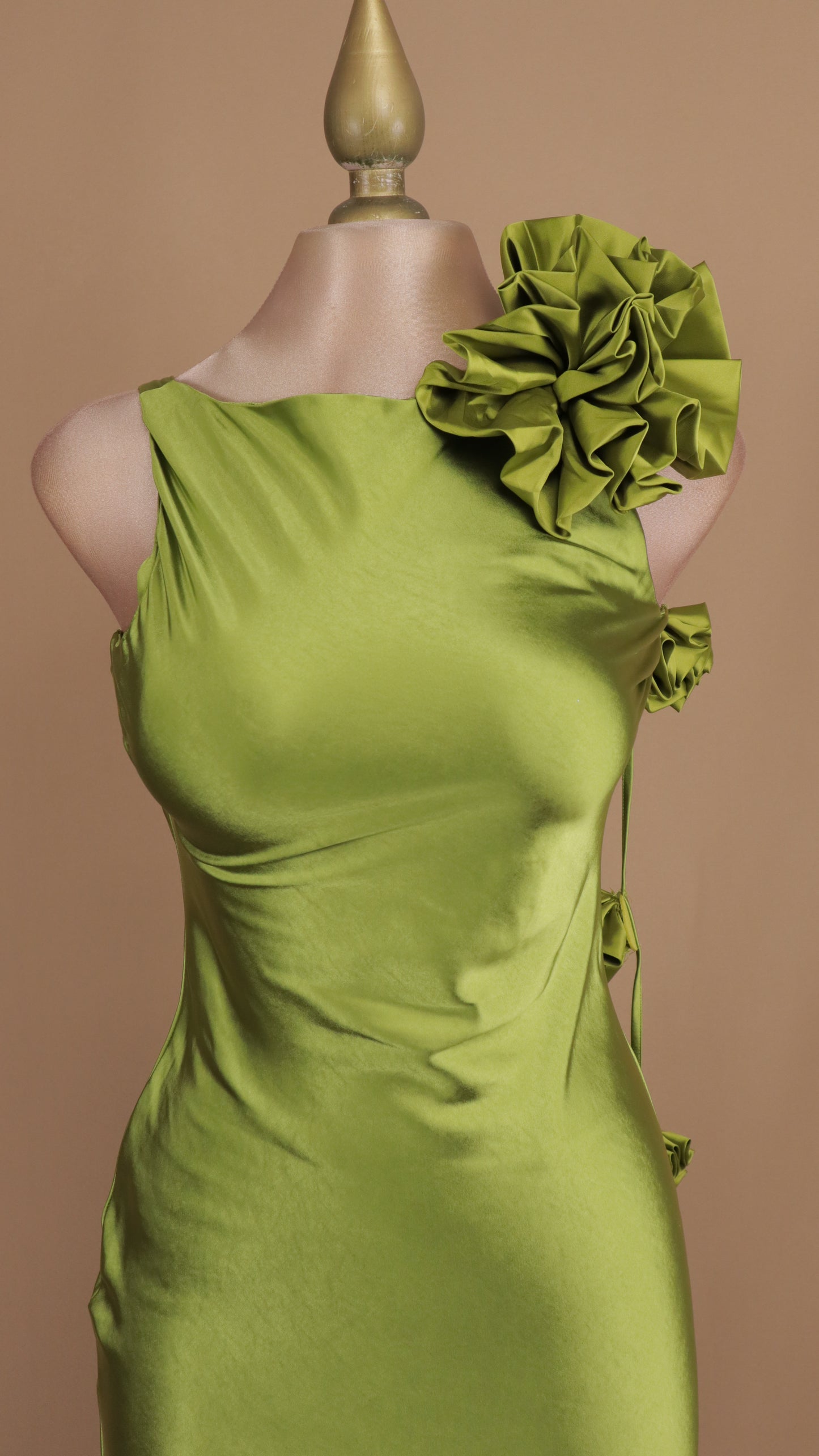 Vestido largo con flores y escote en la espalda