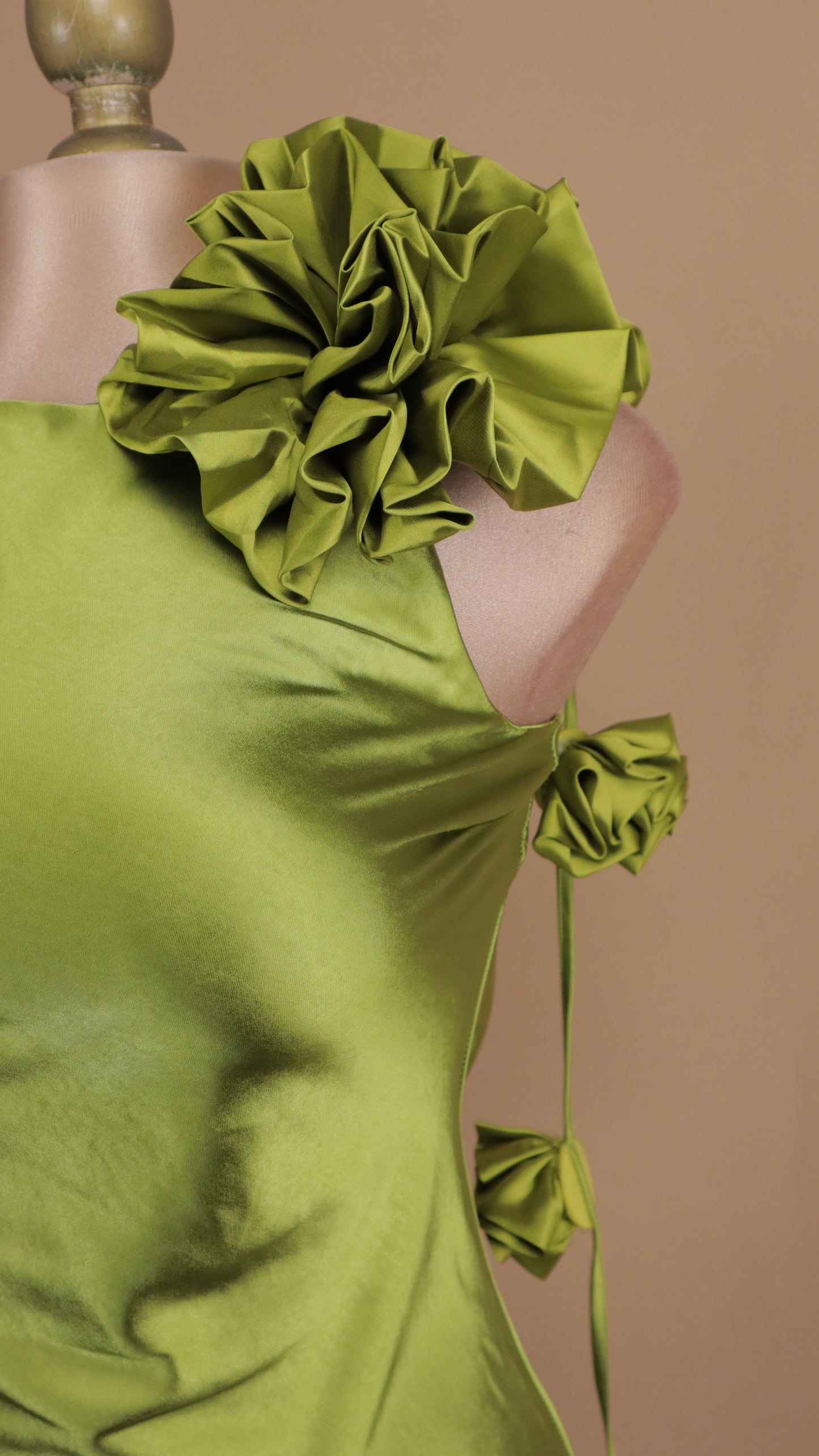 Vestido largo con flores y escote en la espalda