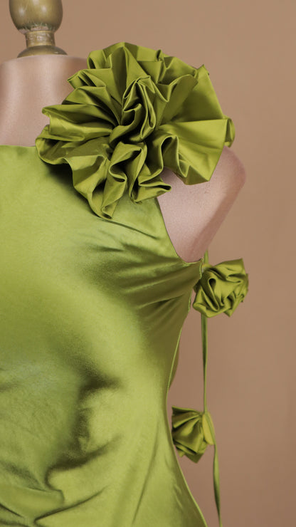 Vestido largo con flores y escote en la espalda