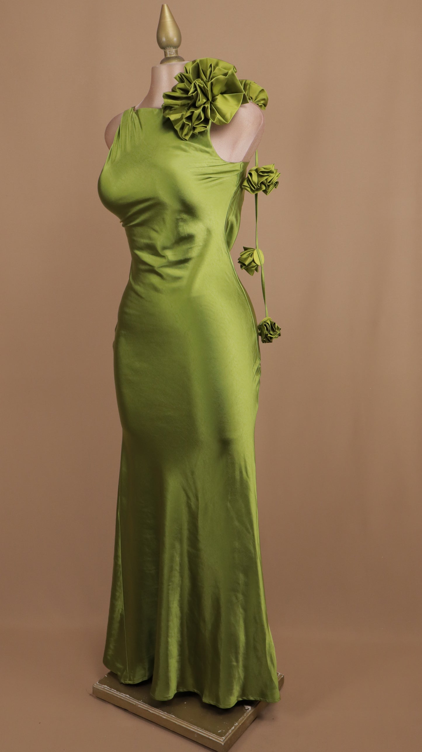 Vestido largo con flores y escote en la espalda