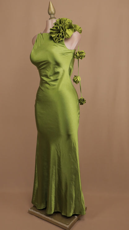 Vestido largo con flores y escote en la espalda