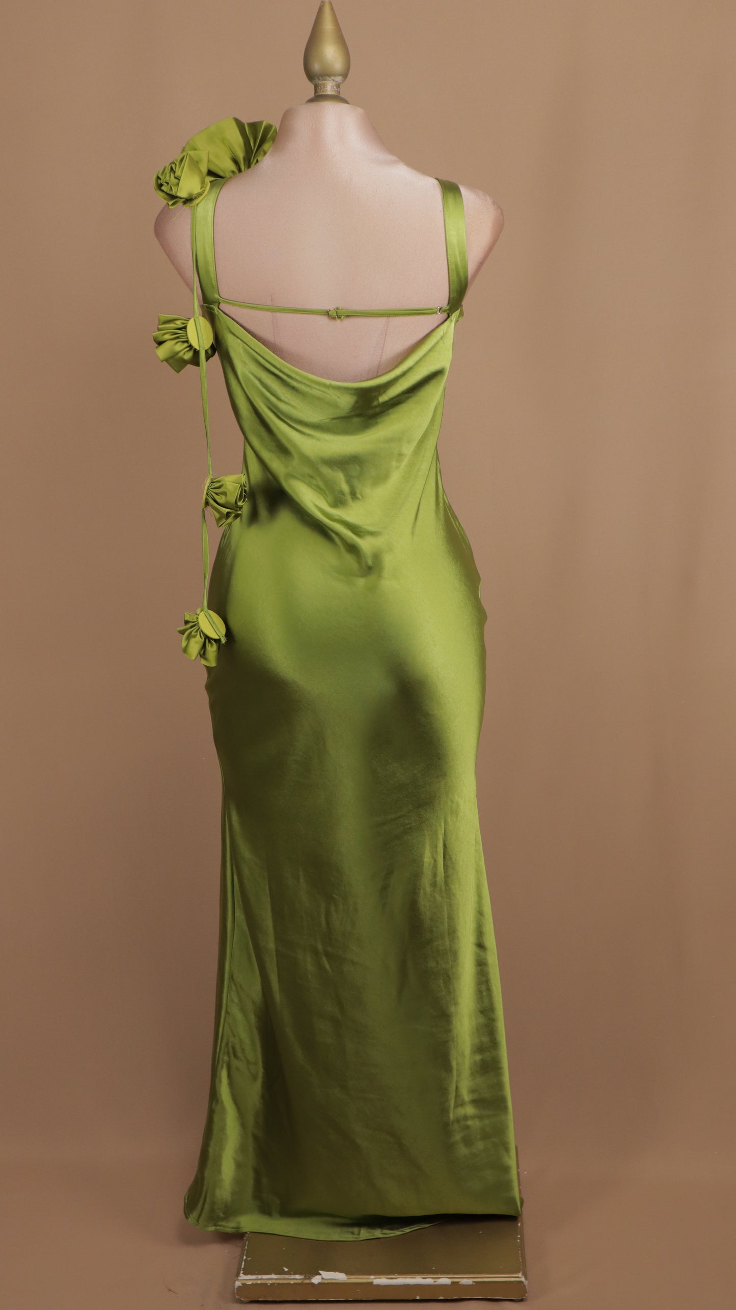 Vestido largo con flores y escote en la espalda