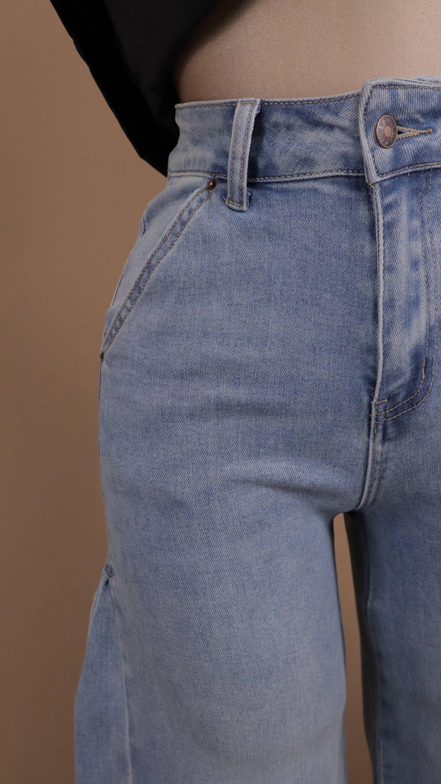 Pantalón de mezclilla deslavado pata ancha
