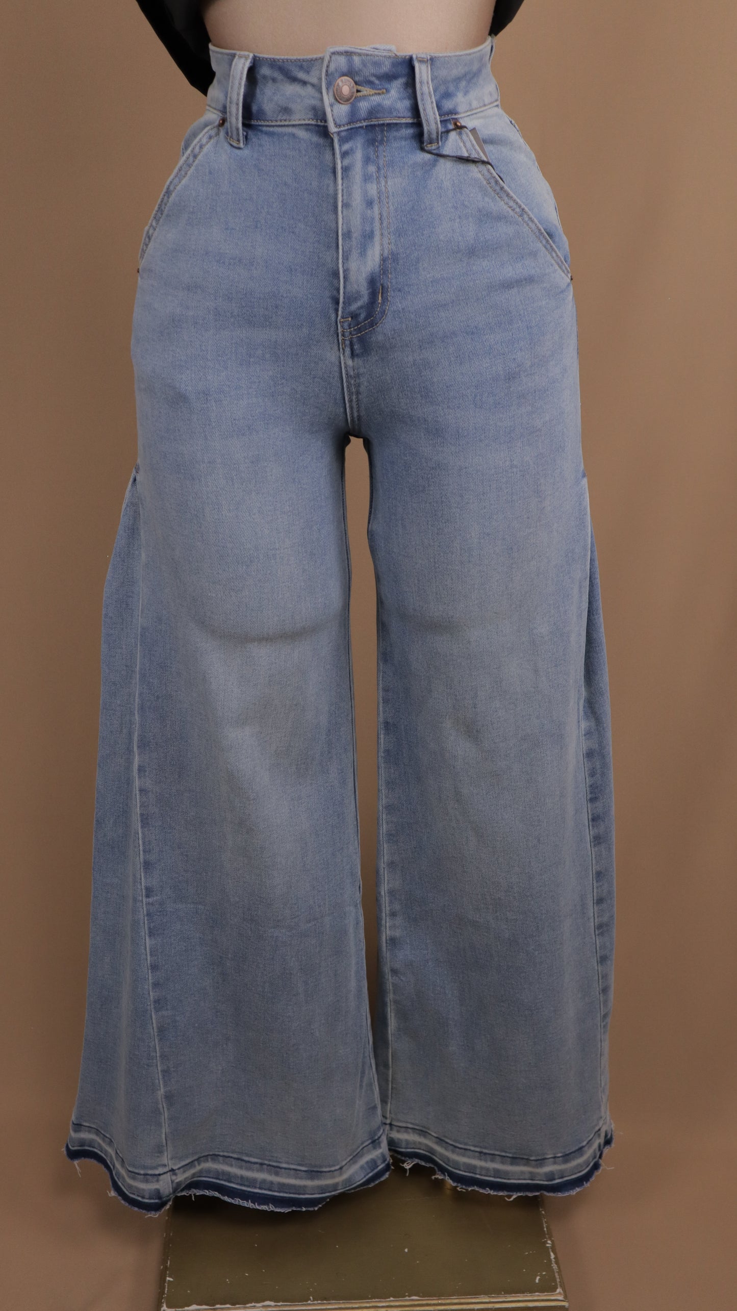 Pantalón de mezclilla deslavado pata ancha