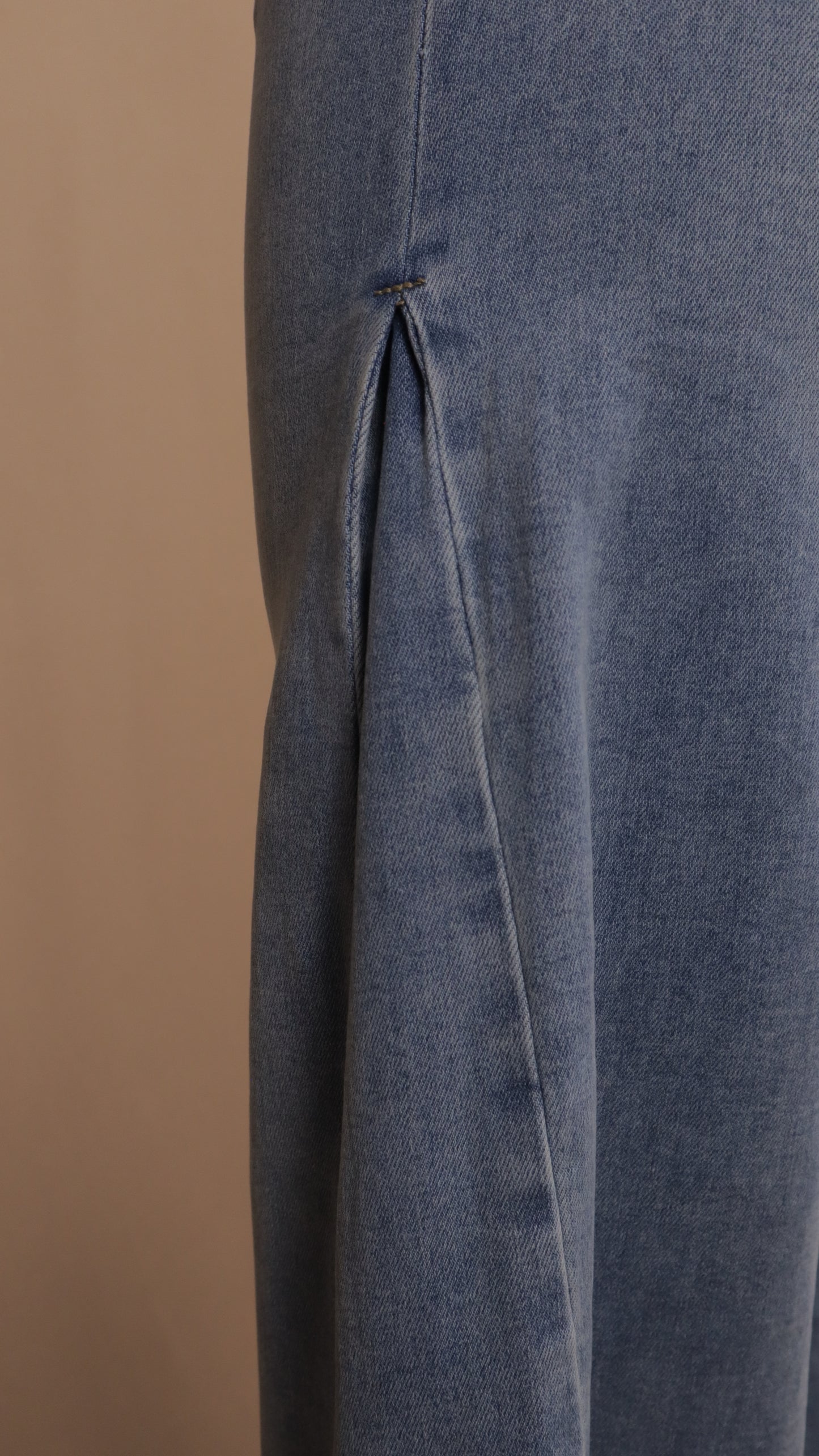 Pantalón de mezclilla deslavado pata ancha