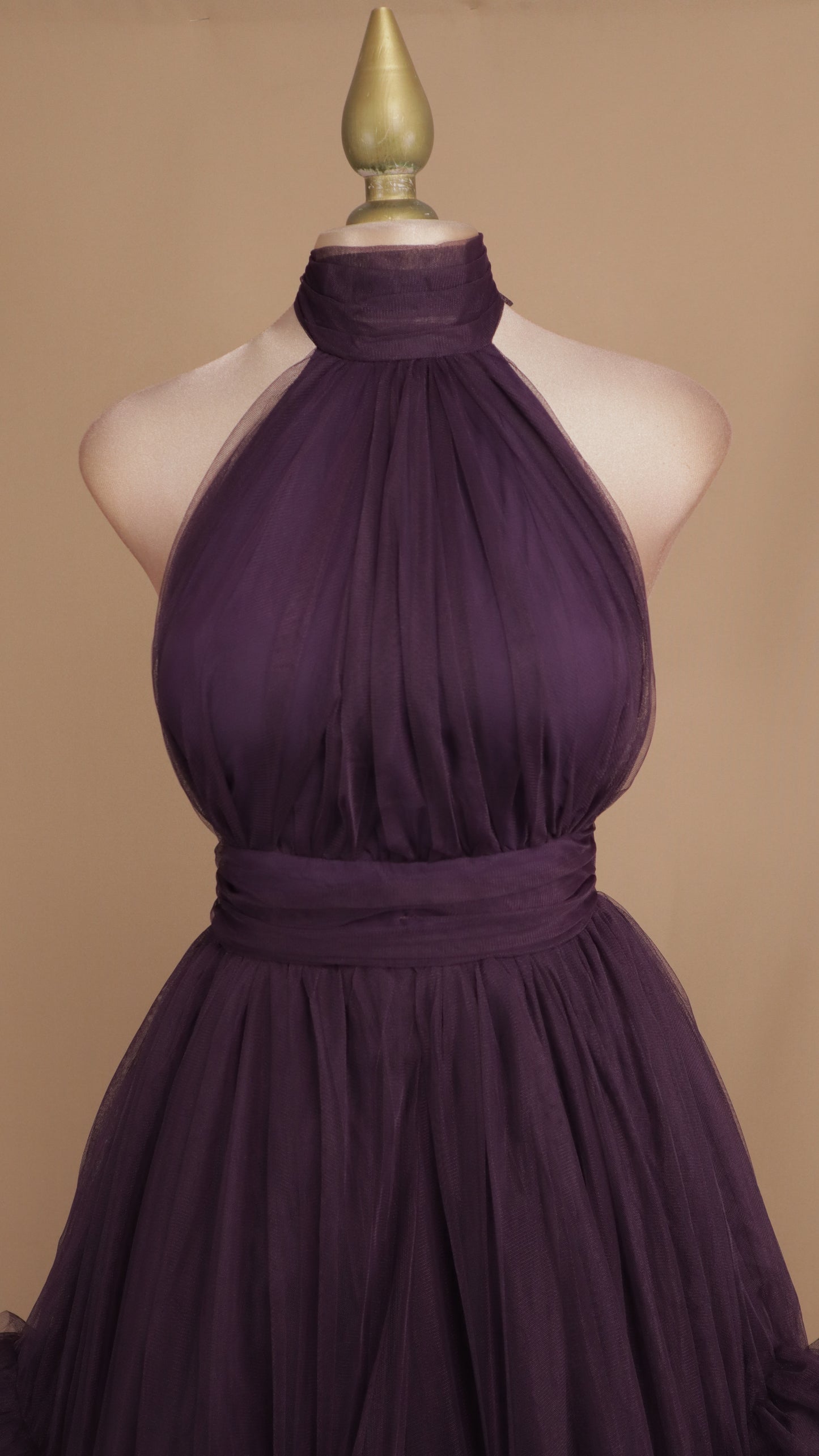 Vestido largo de tul con cuello halter