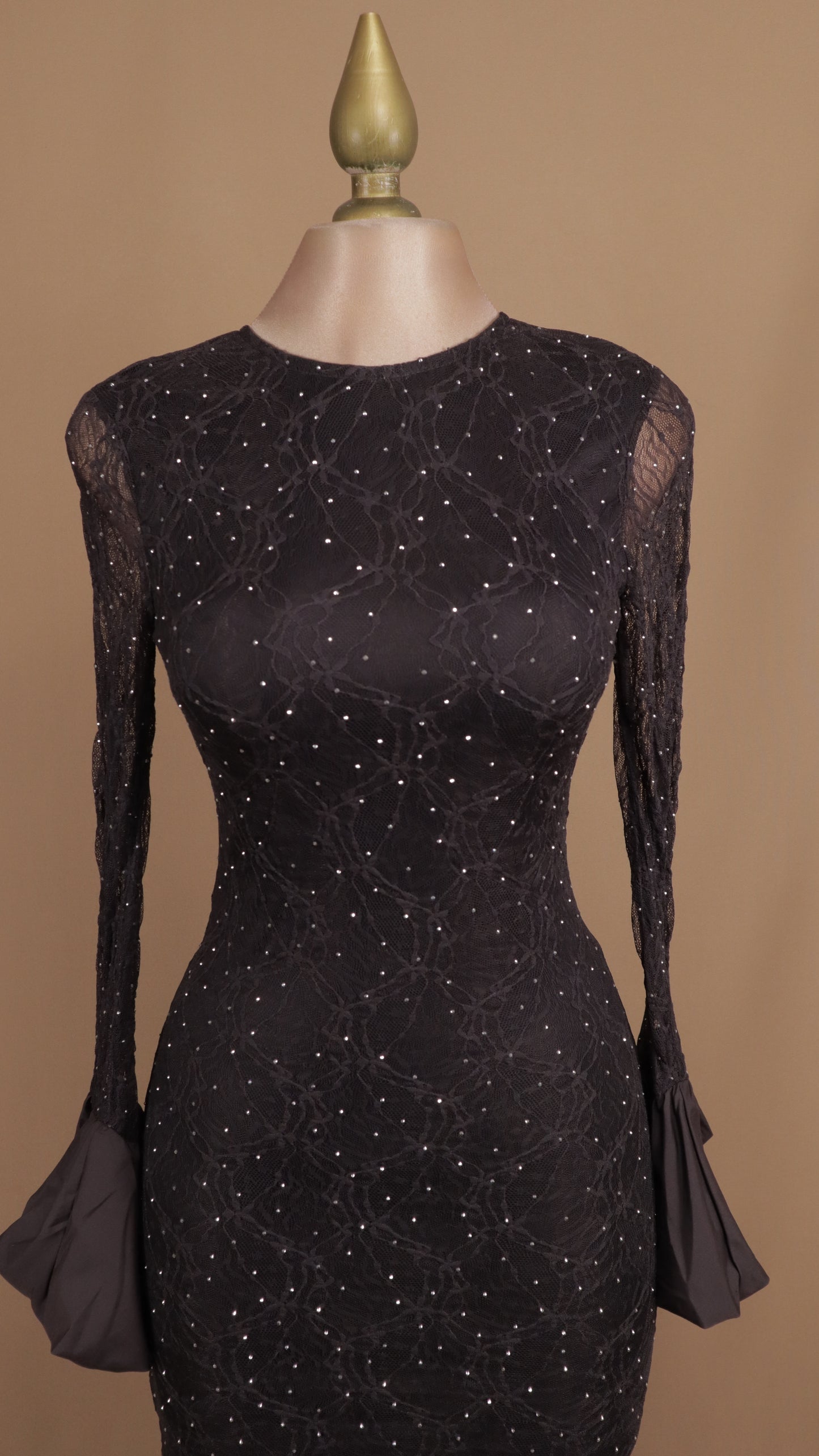 Vestido largo manga larga de encaje y pedrería
