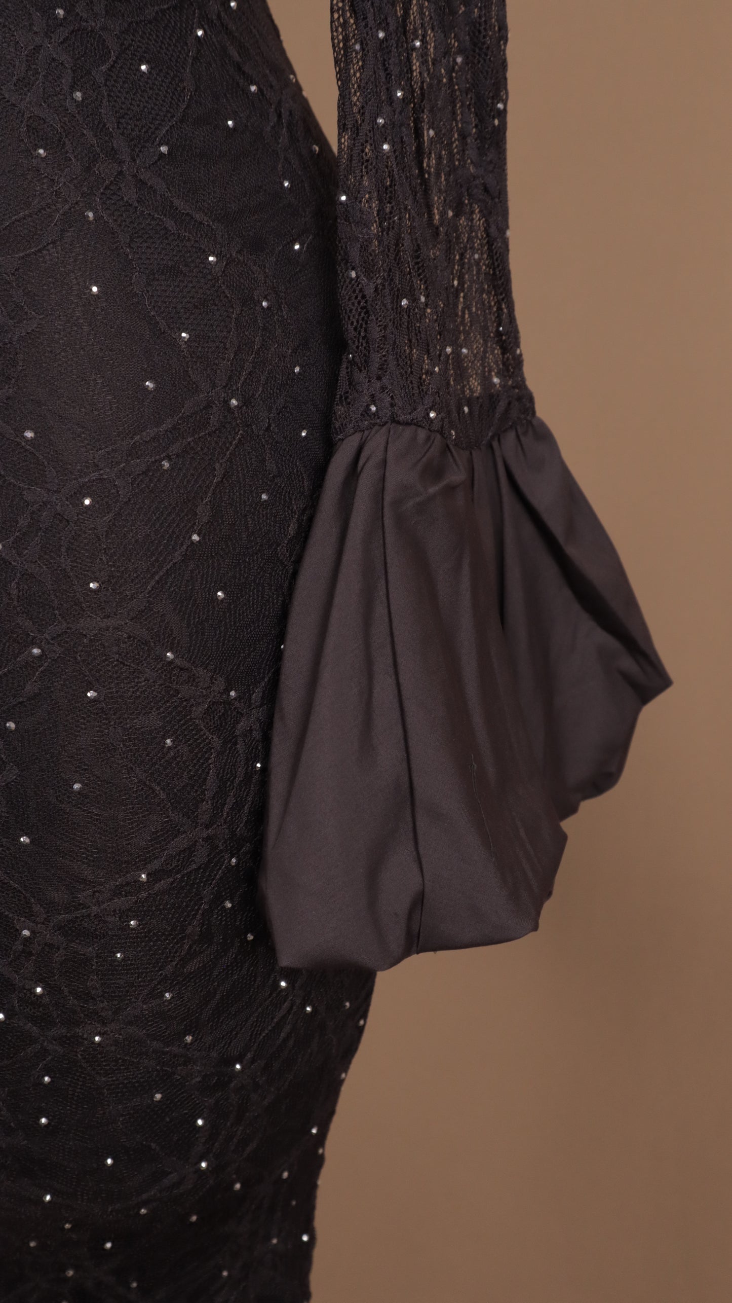 Vestido largo manga larga de encaje y pedrería