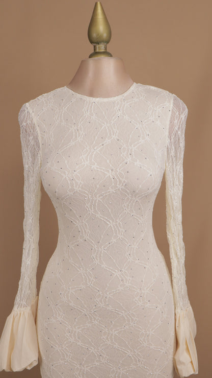 Vestido largo manga larga de encaje y pedrería