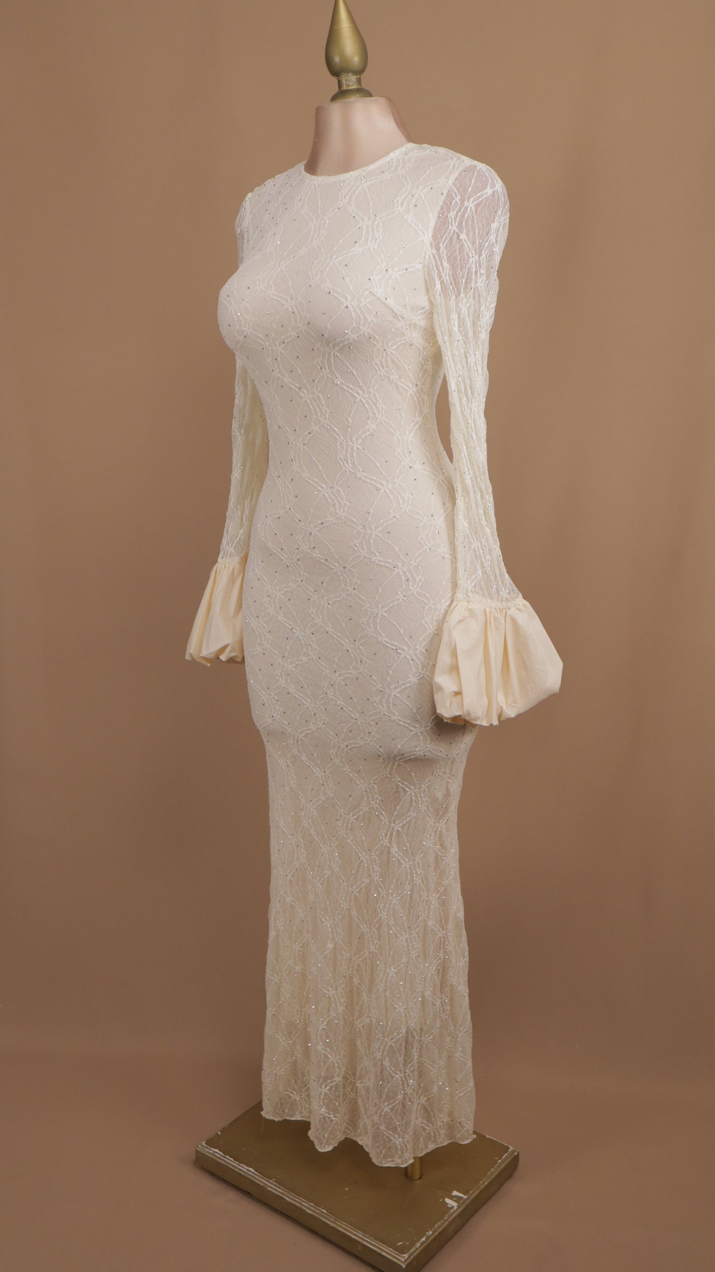 Vestido largo manga larga de encaje y pedrería