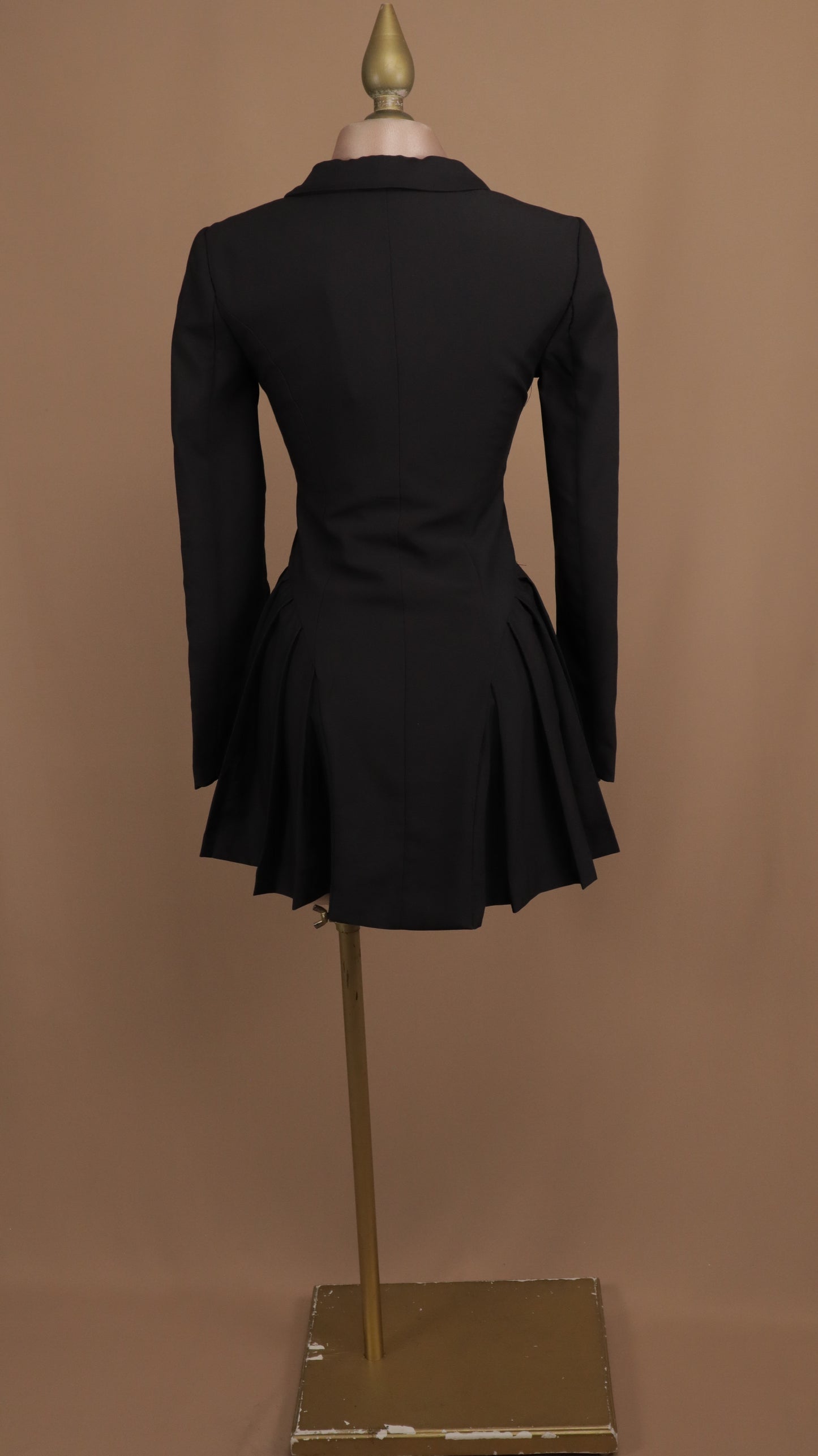 Vestido corto manga larga y pastelones