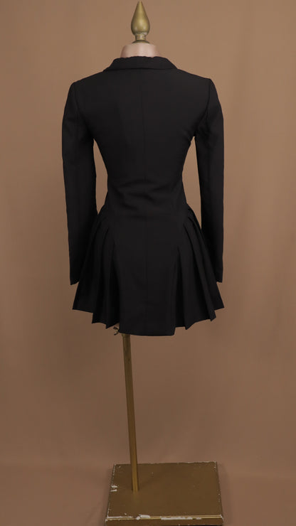 Vestido corto manga larga y pastelones