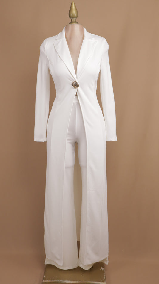 Conjunto de pantalón y gabardina con botón dorado