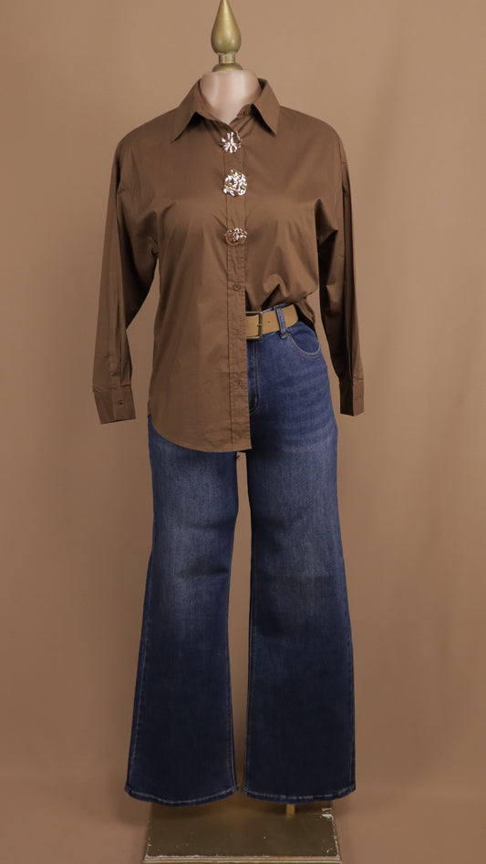 Pantalón de mezclilla obscura con cinturón