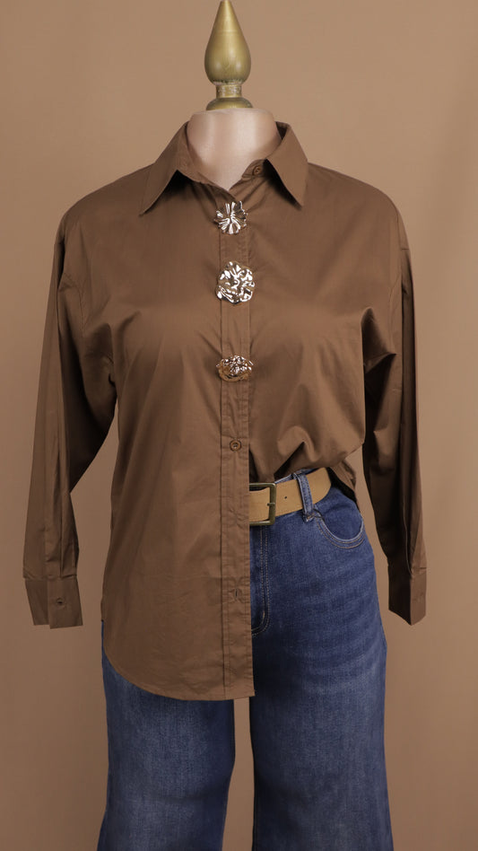 Blusa manga larga con botón dorado