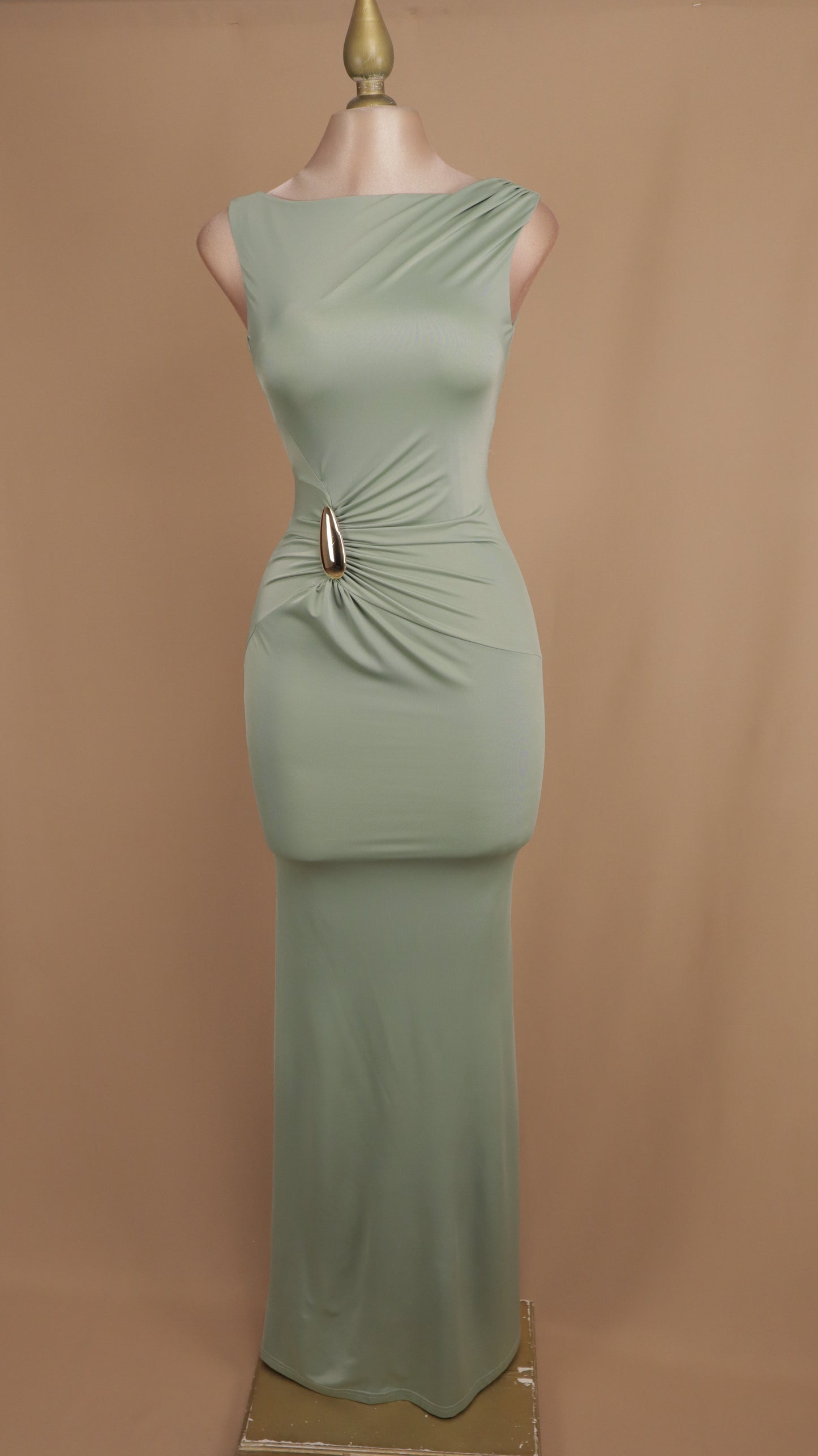 Vestido largo ajustado y resacado con plisado en cadera