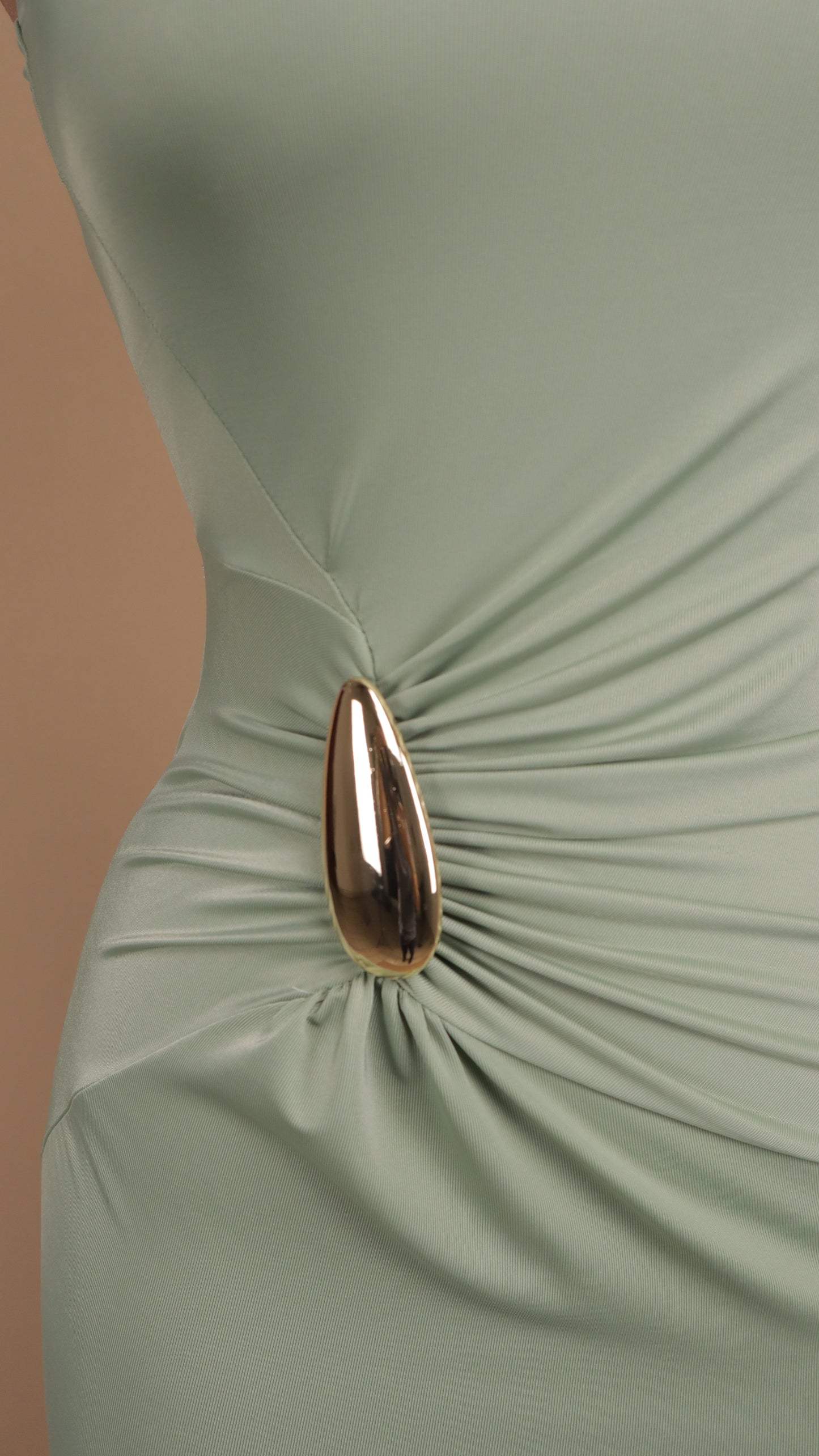 Vestido largo ajustado y resacado con plisado en cadera