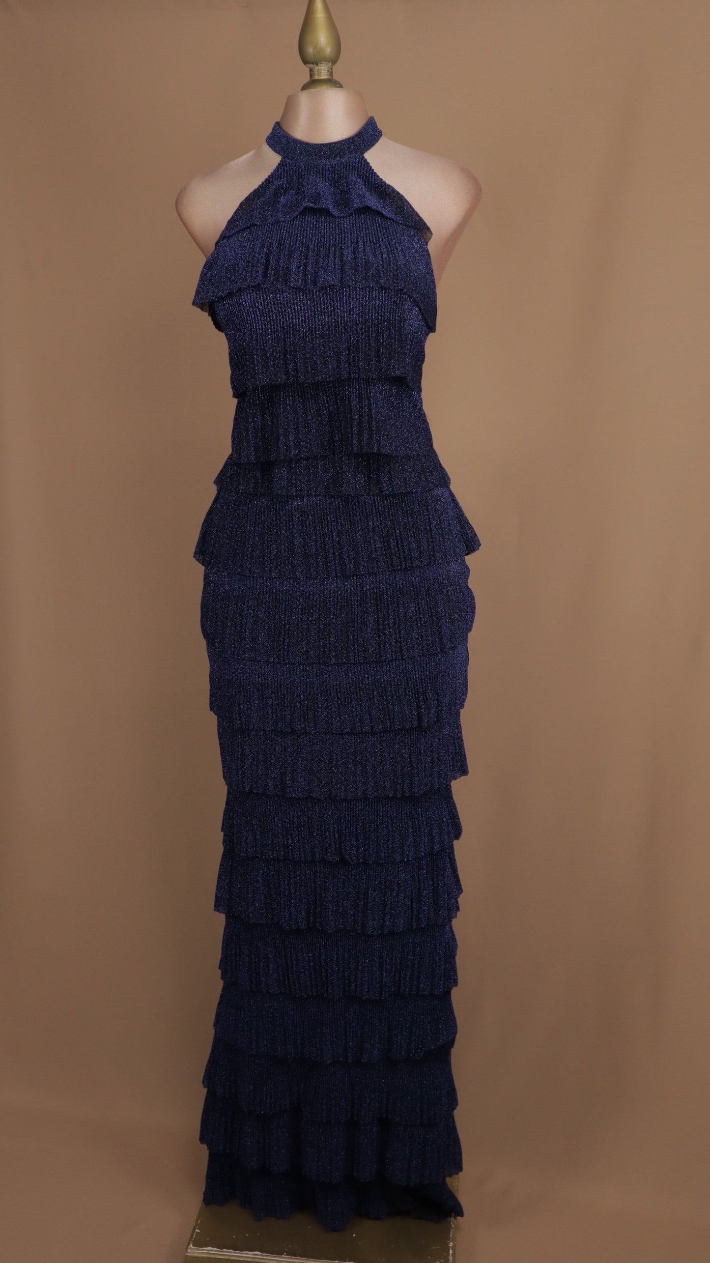 Vestido largo halter con olanes y brillo