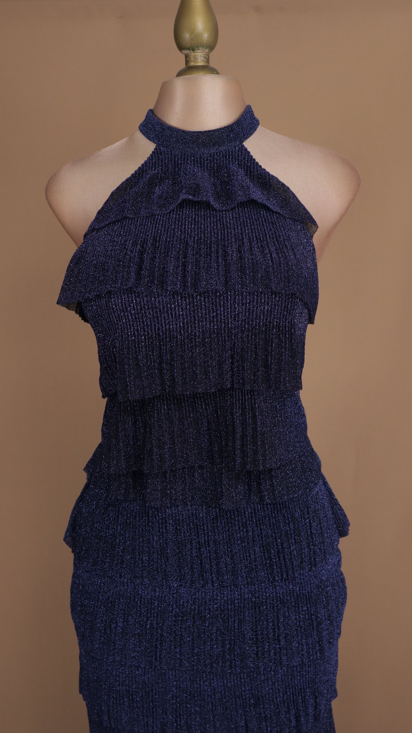 Vestido largo halter con olanes y brillo