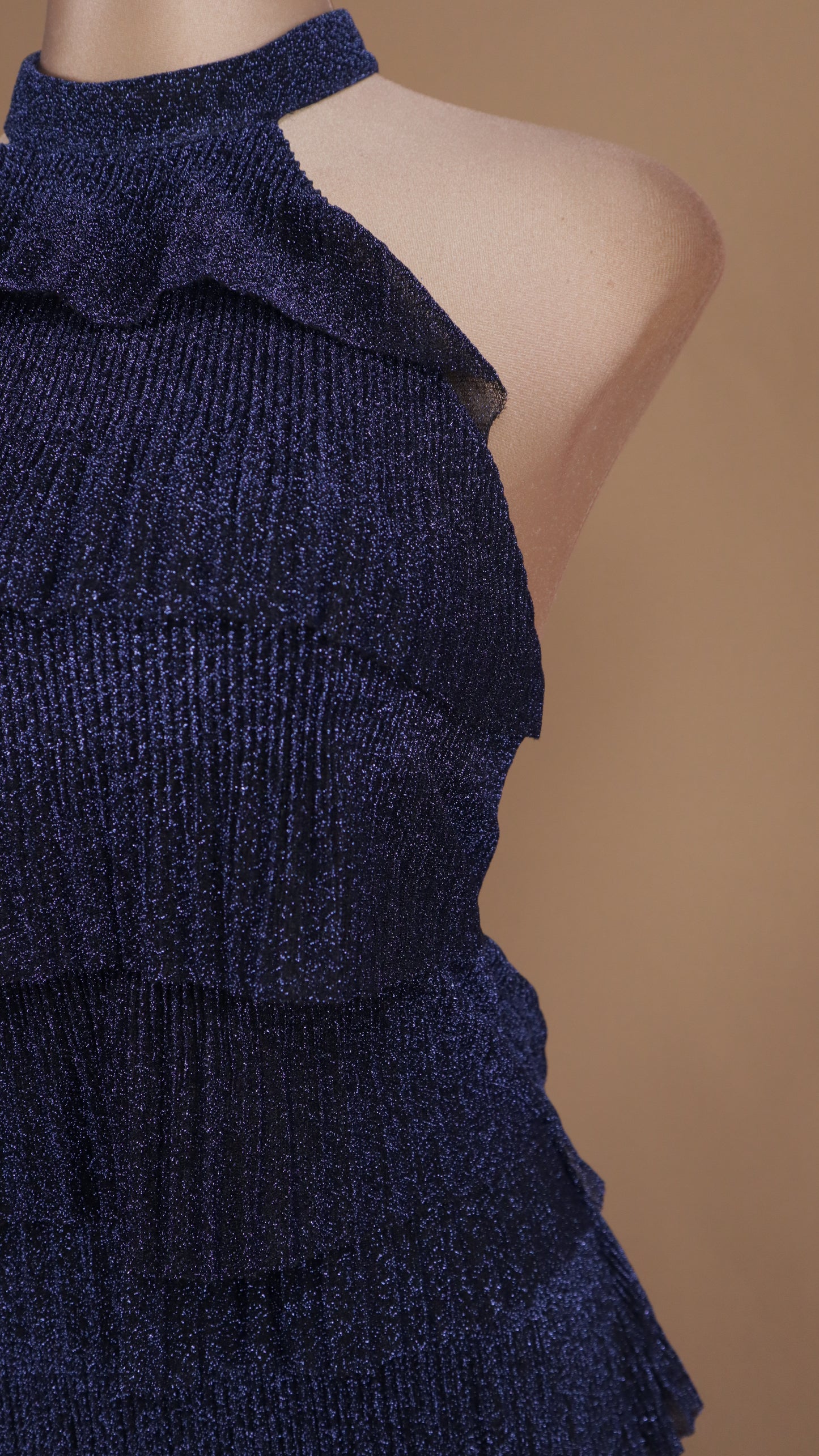 Vestido largo halter con olanes y brillo