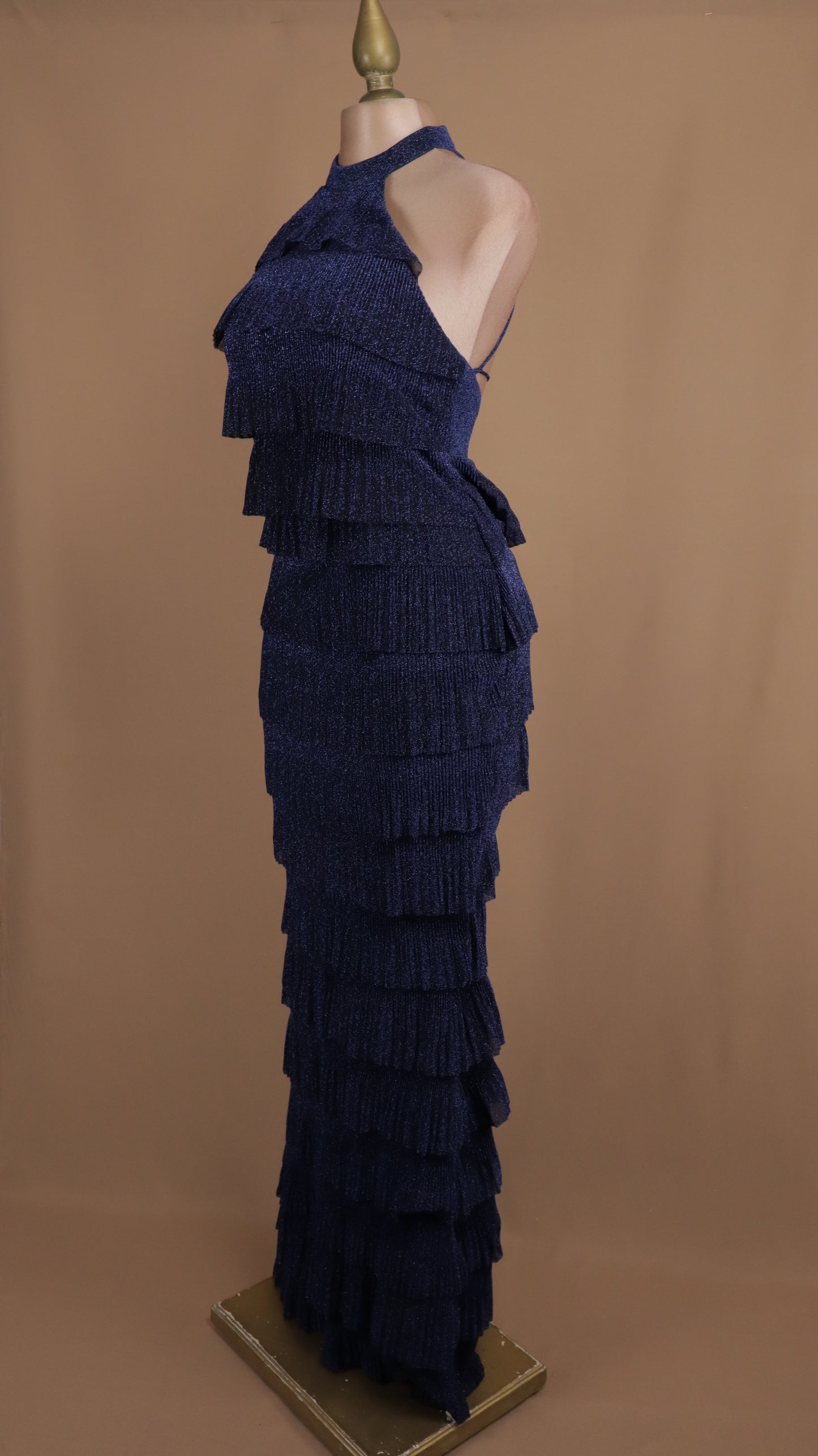 Vestido largo halter con olanes y brillo