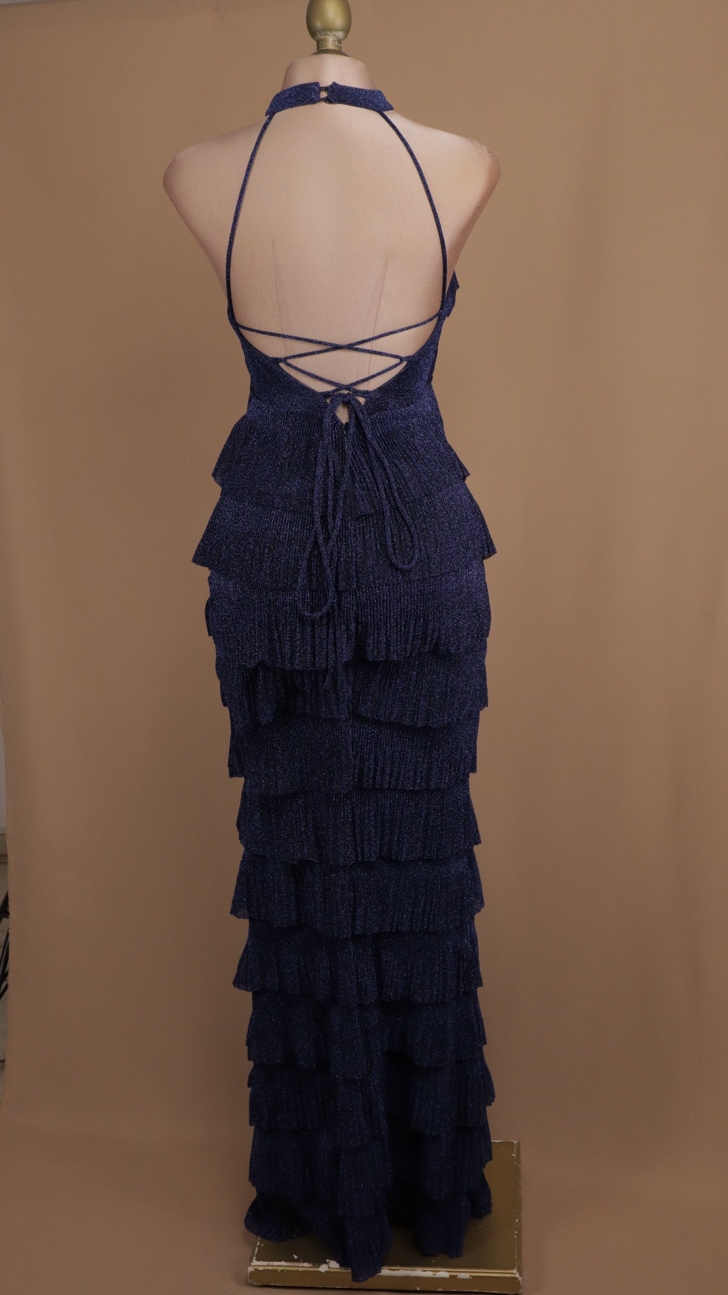 Vestido largo halter con olanes y brillo