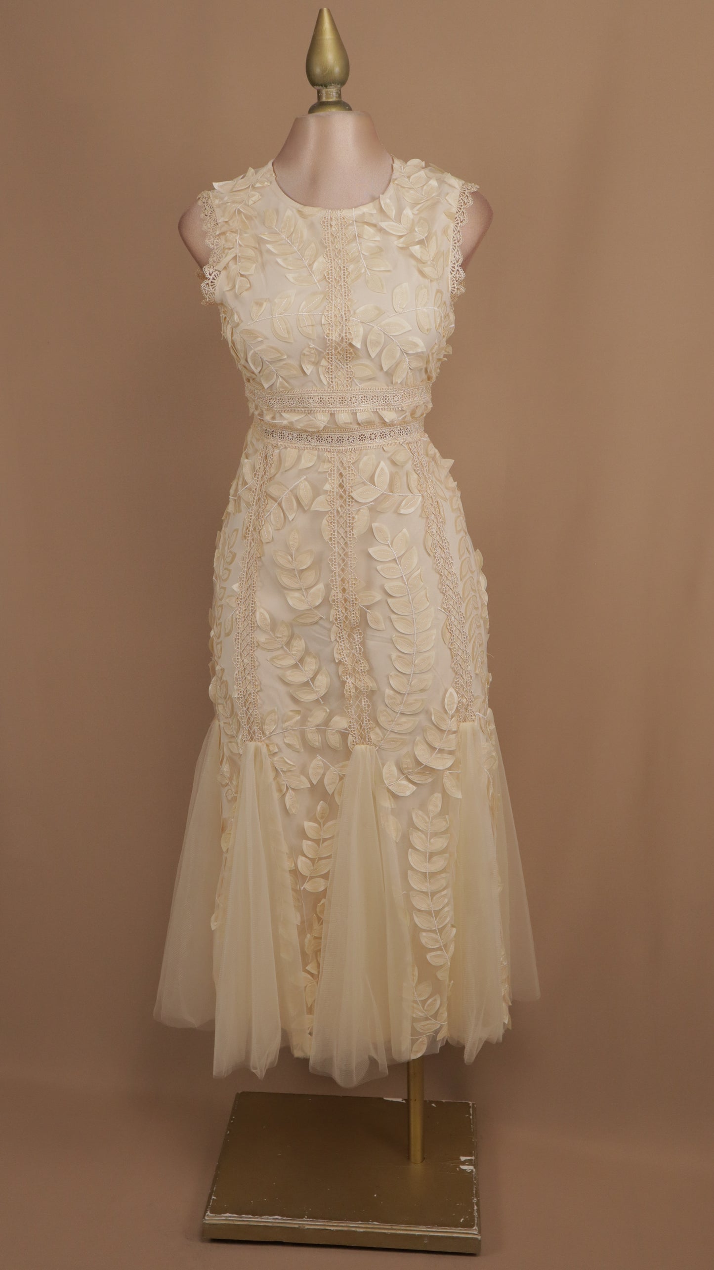 Vestido midi de tull con hojas en 3D