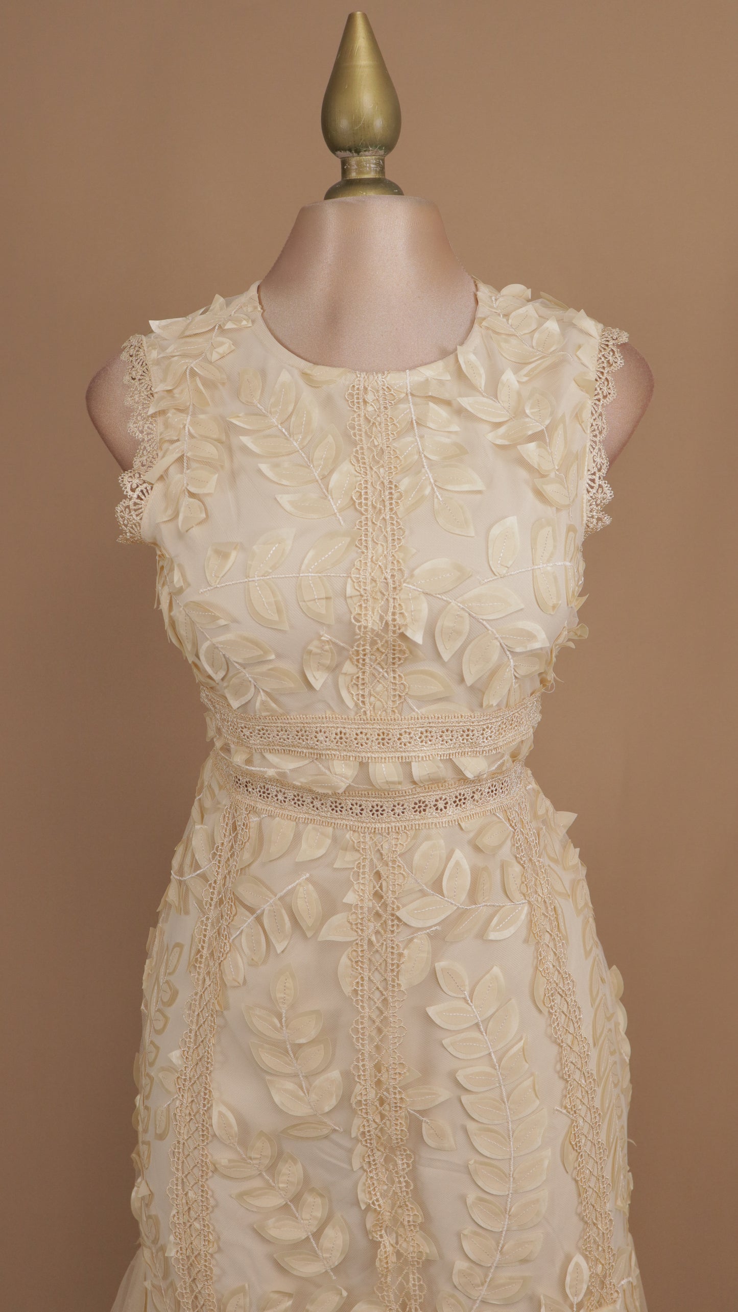 Vestido midi de tull con hojas en 3D