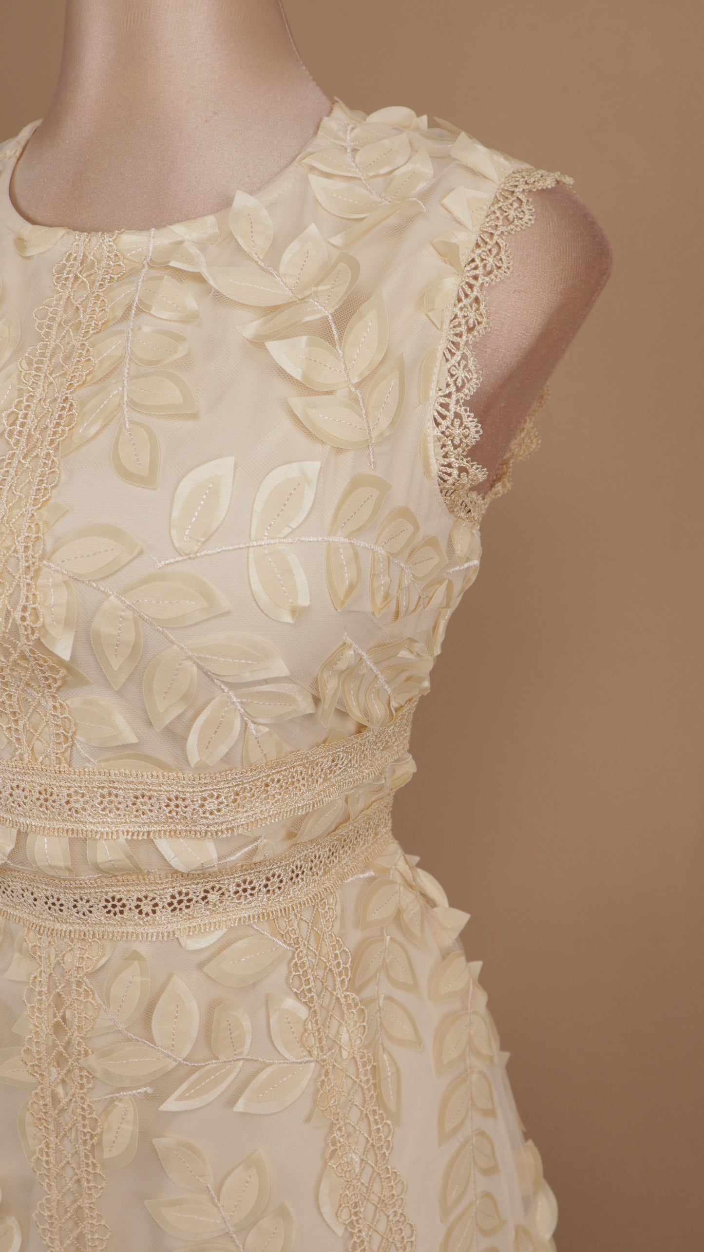 Vestido midi de tull con hojas en 3D