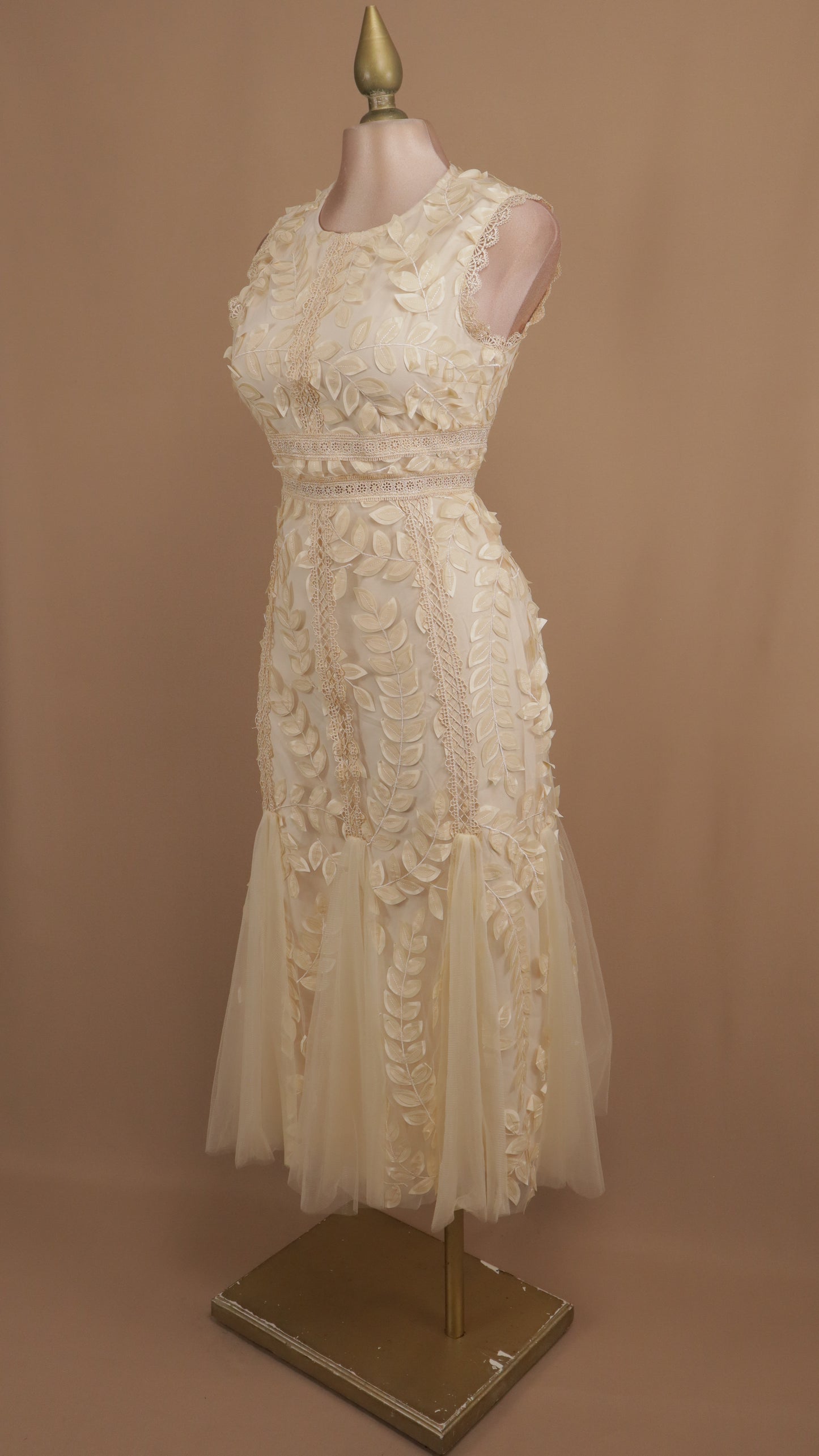 Vestido midi de tull con hojas en 3D